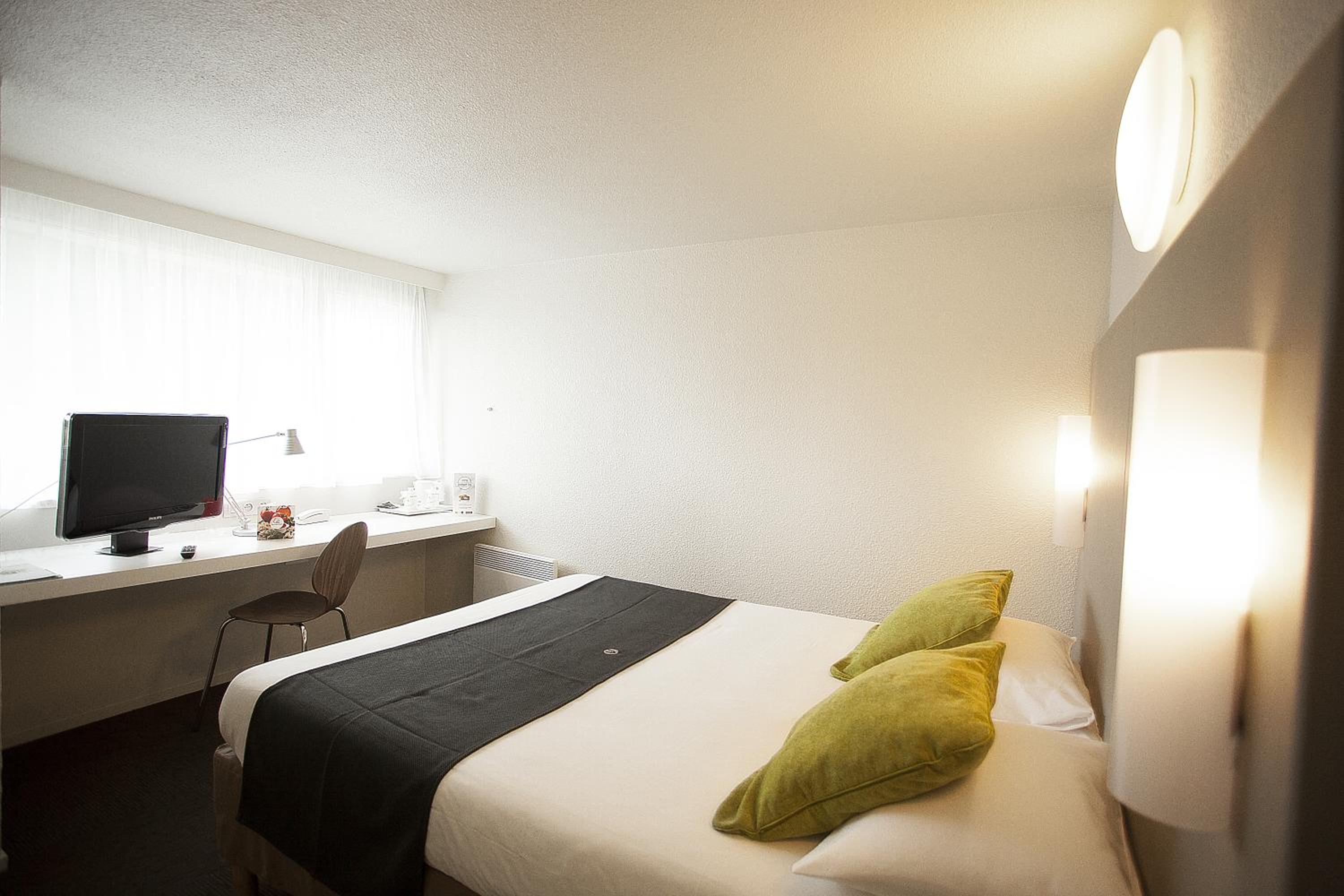 Standard Double Room - Photo 8