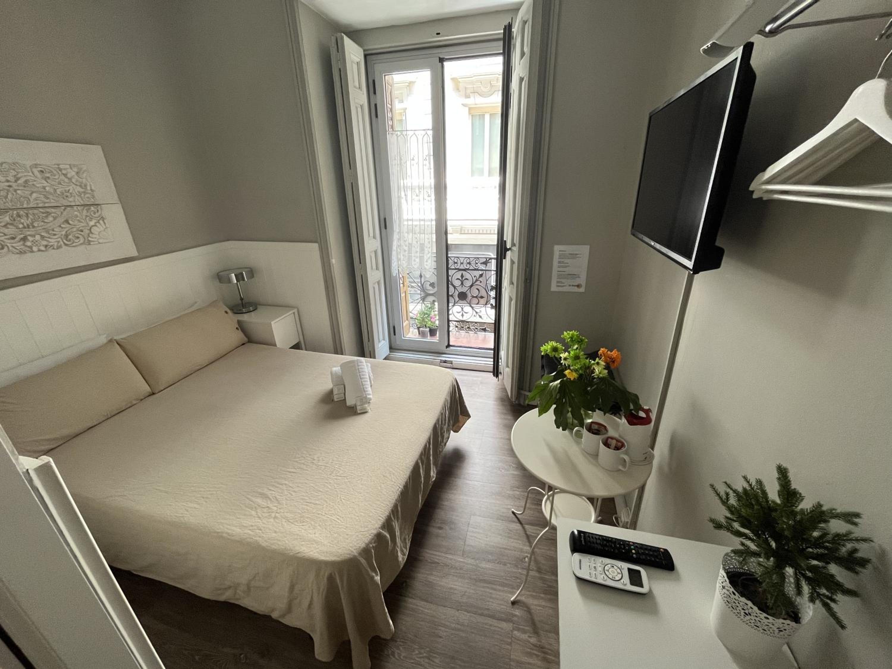 Double Room with Balcony - Photo 1