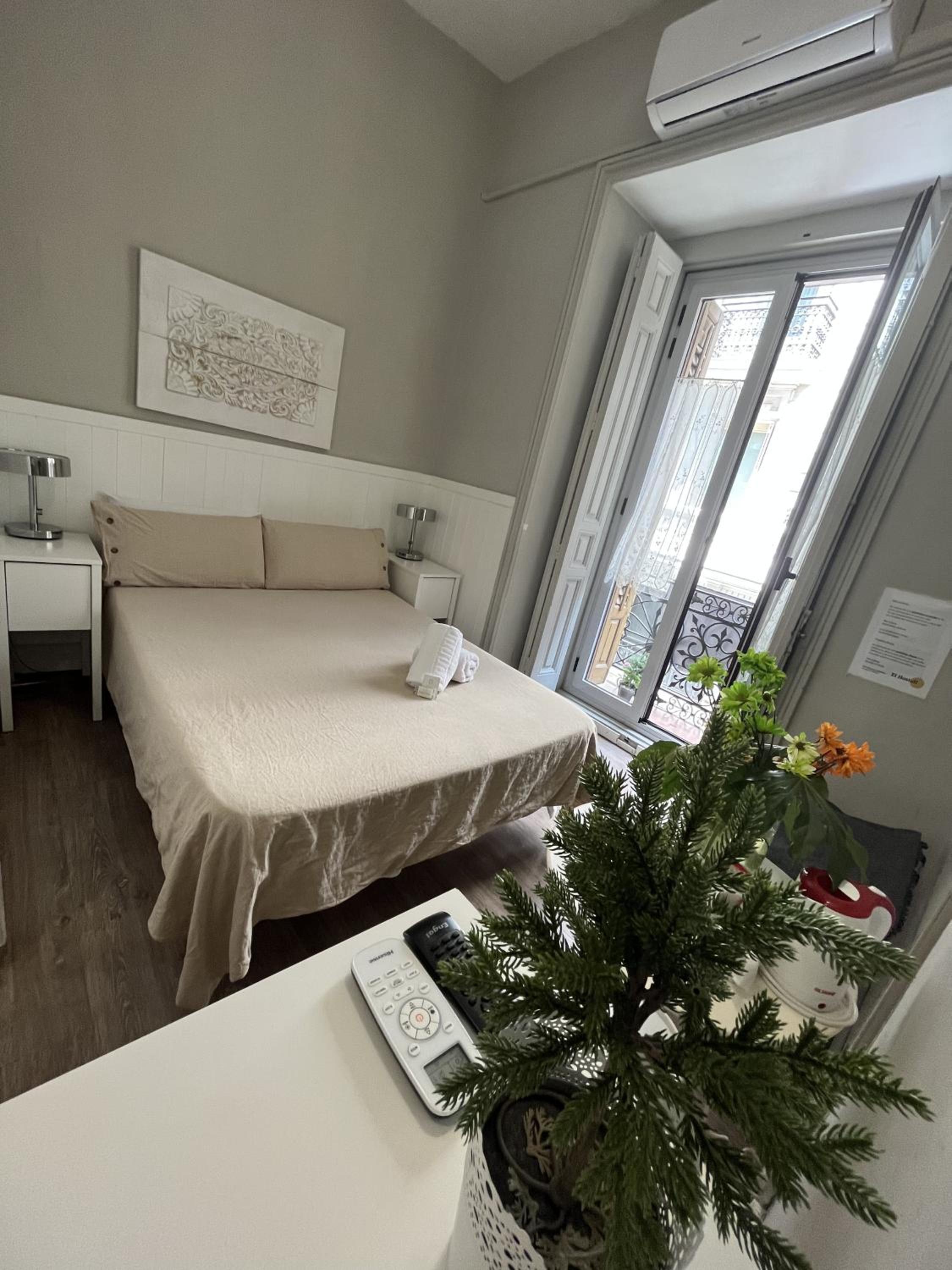 Double Room with Balcony - Photo 3