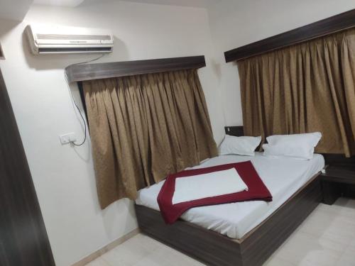 Deluxe Double Room (2 Adults + 1 Child) - Photo 1