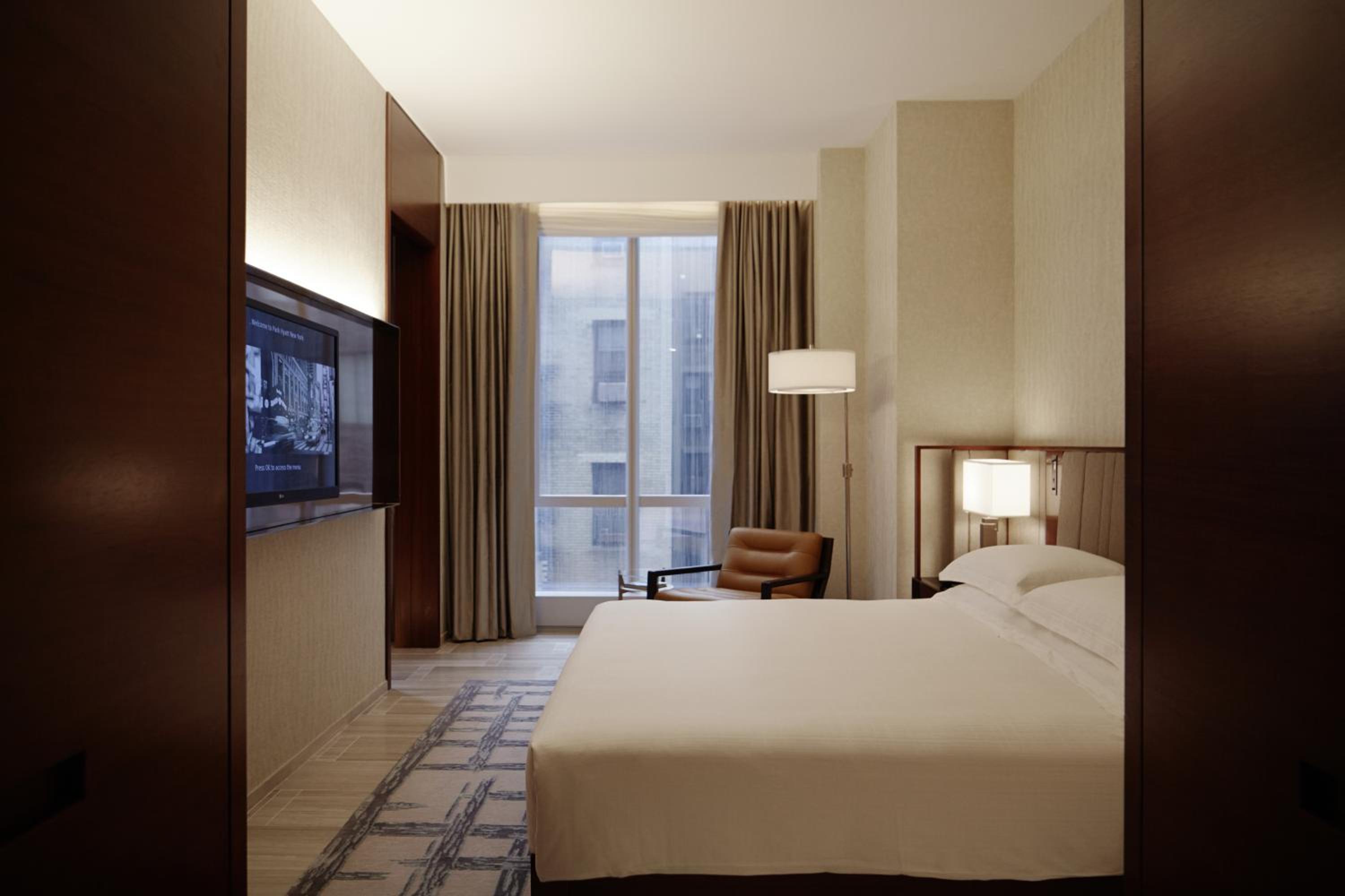 One-Bedroom Suite thumbnail 6