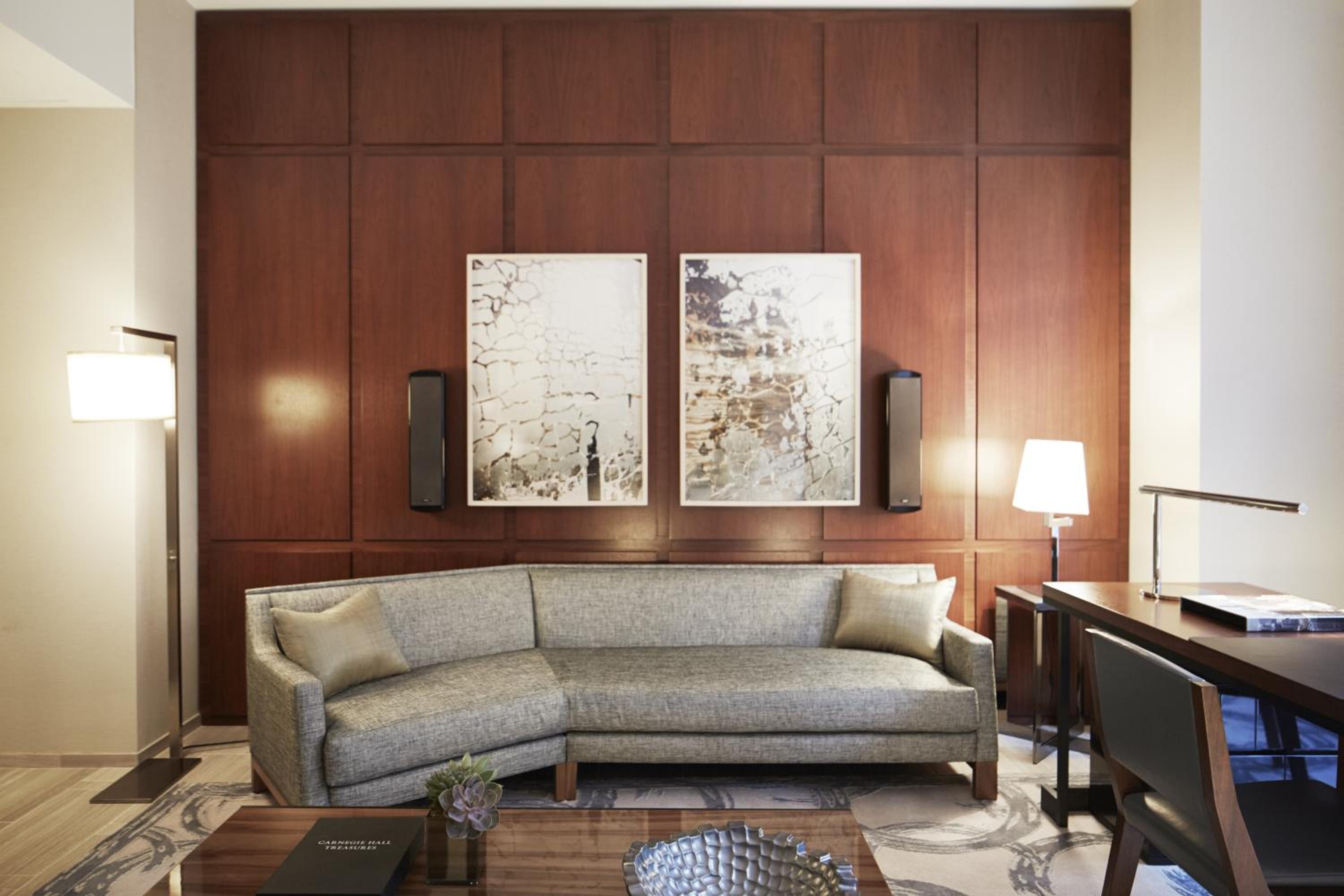One-Bedroom Suite thumbnail 5