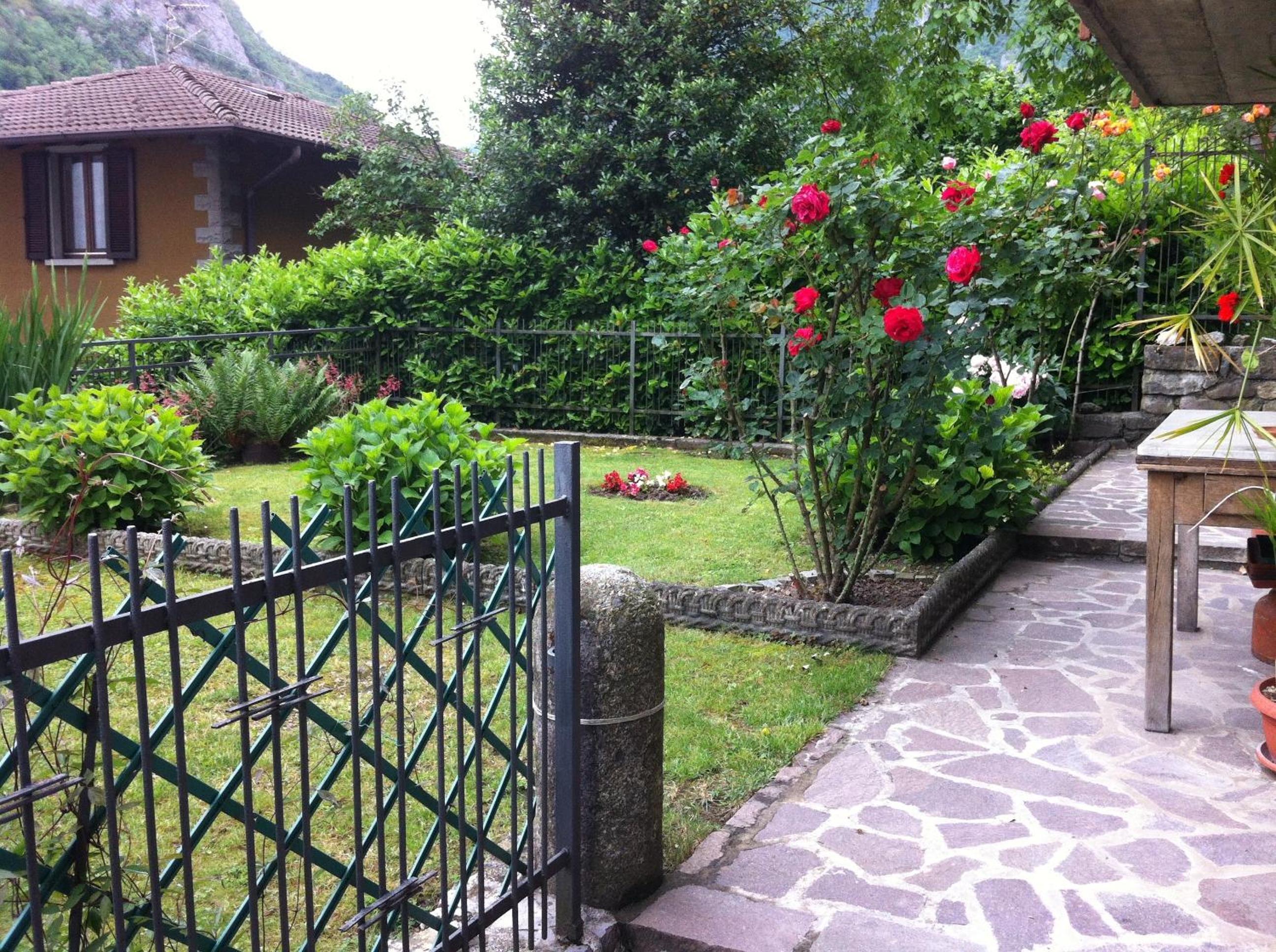 Double Room with Garden View and Private Bathroom photo 2