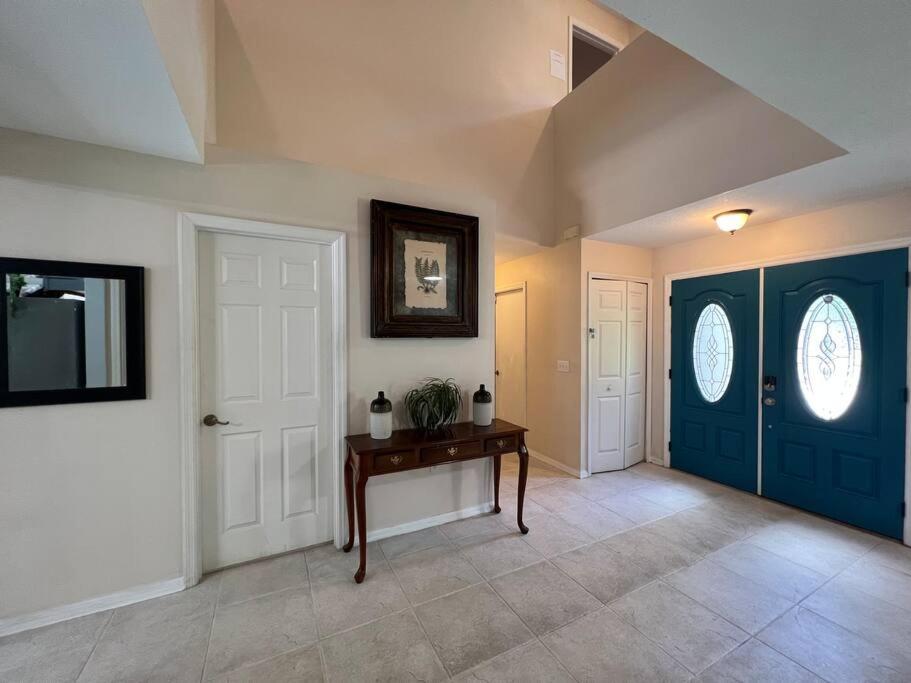 Six-Bedroom House photo 1