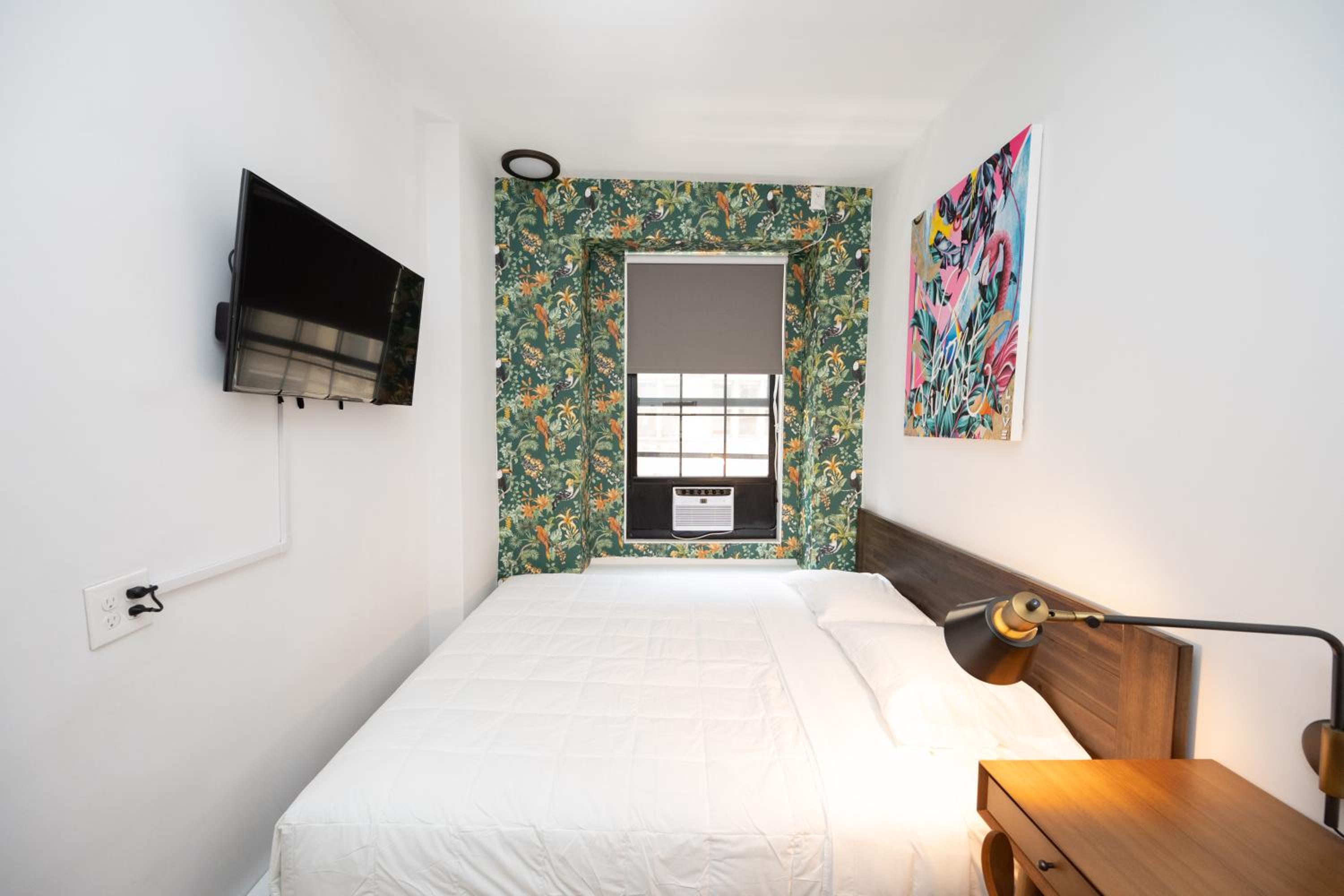 King Room with Shared Bathroom thumbnail 5