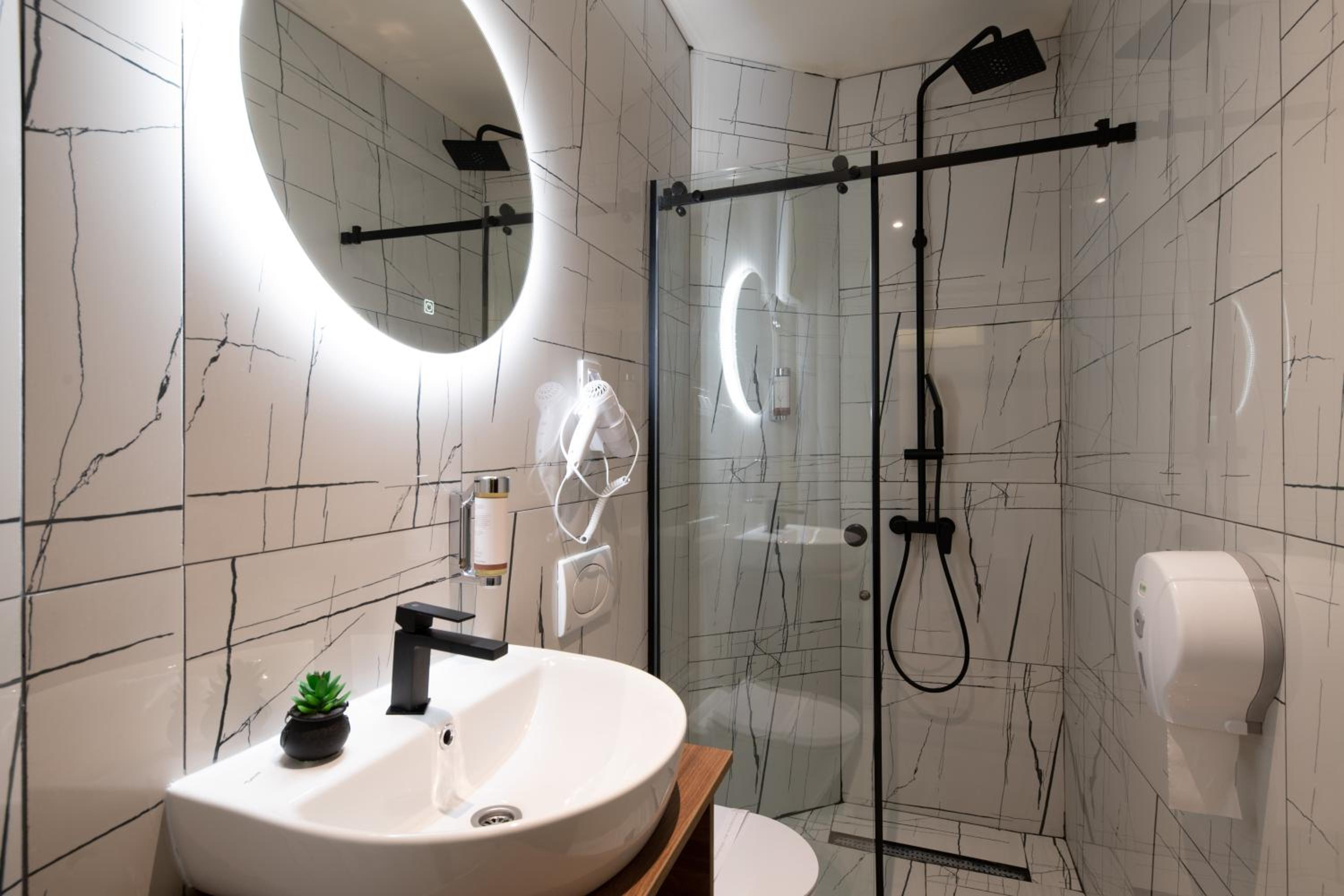 Superior Double or Twin Room with Terrace - Annex - Photo 15