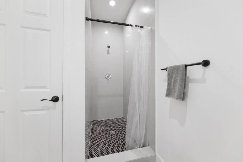 Three-Bedroom House photo 3