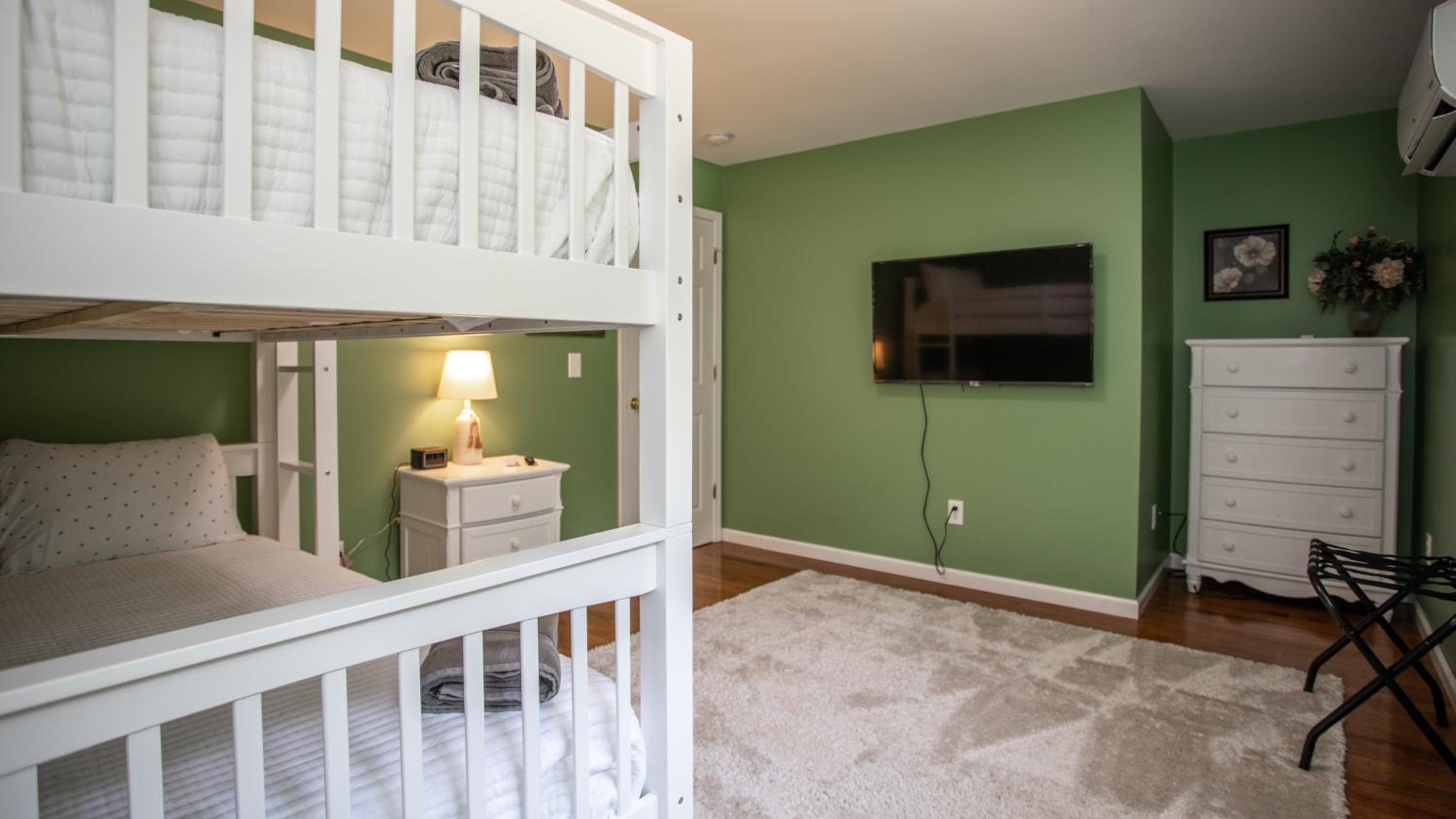 Five-Bedroom House photo 1
