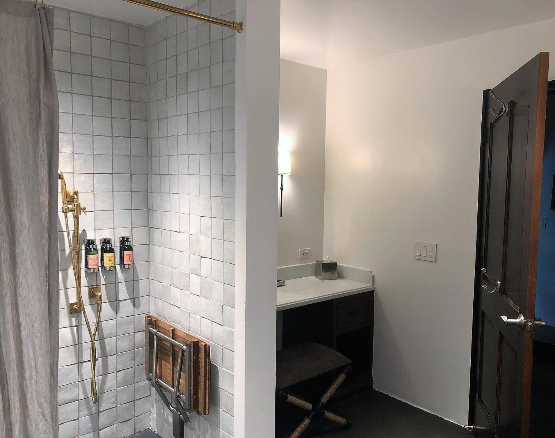 Courtyard King Room (ADA Accessible) - Photo 2