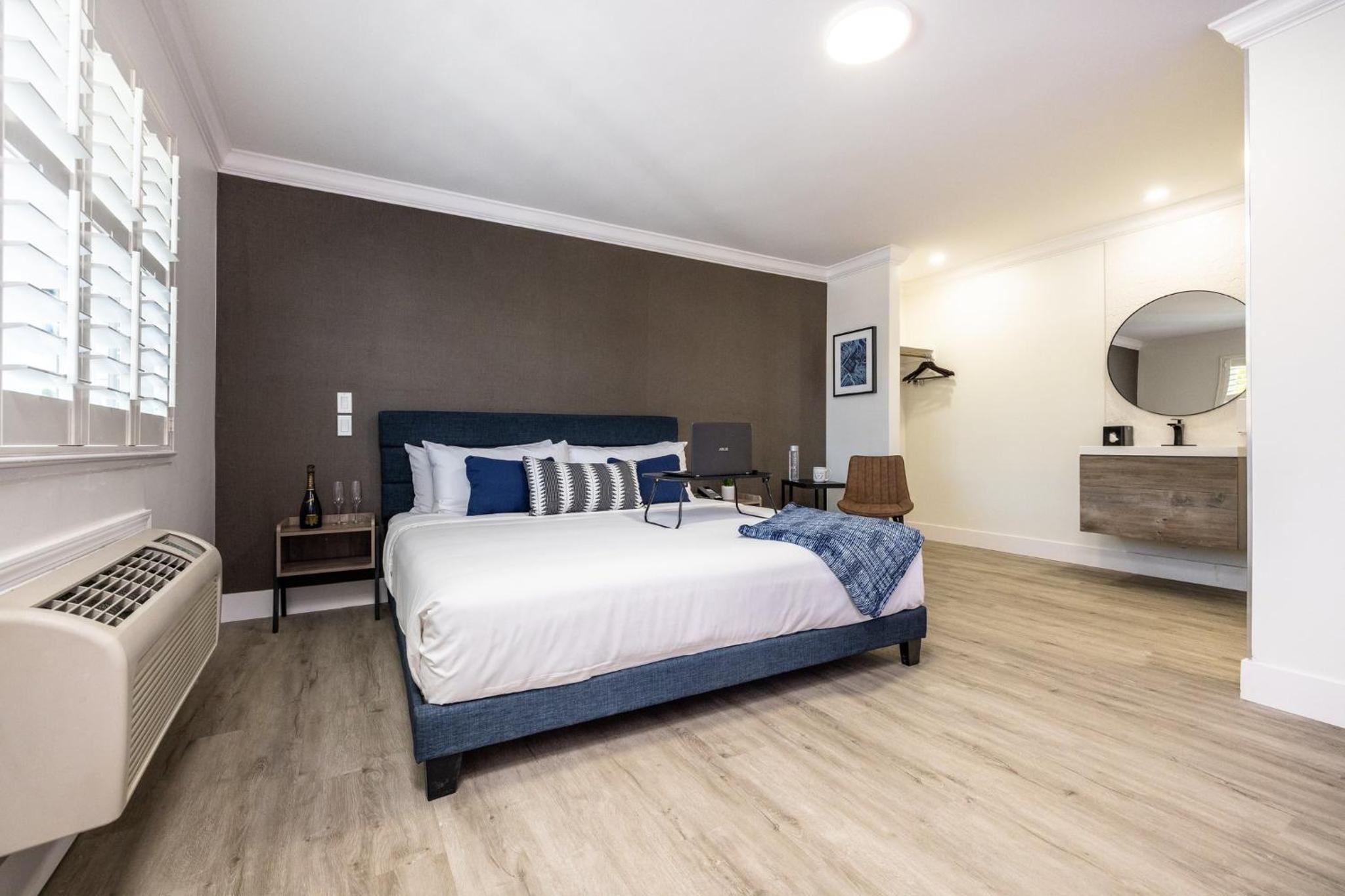 Standard King Room - Photo 4