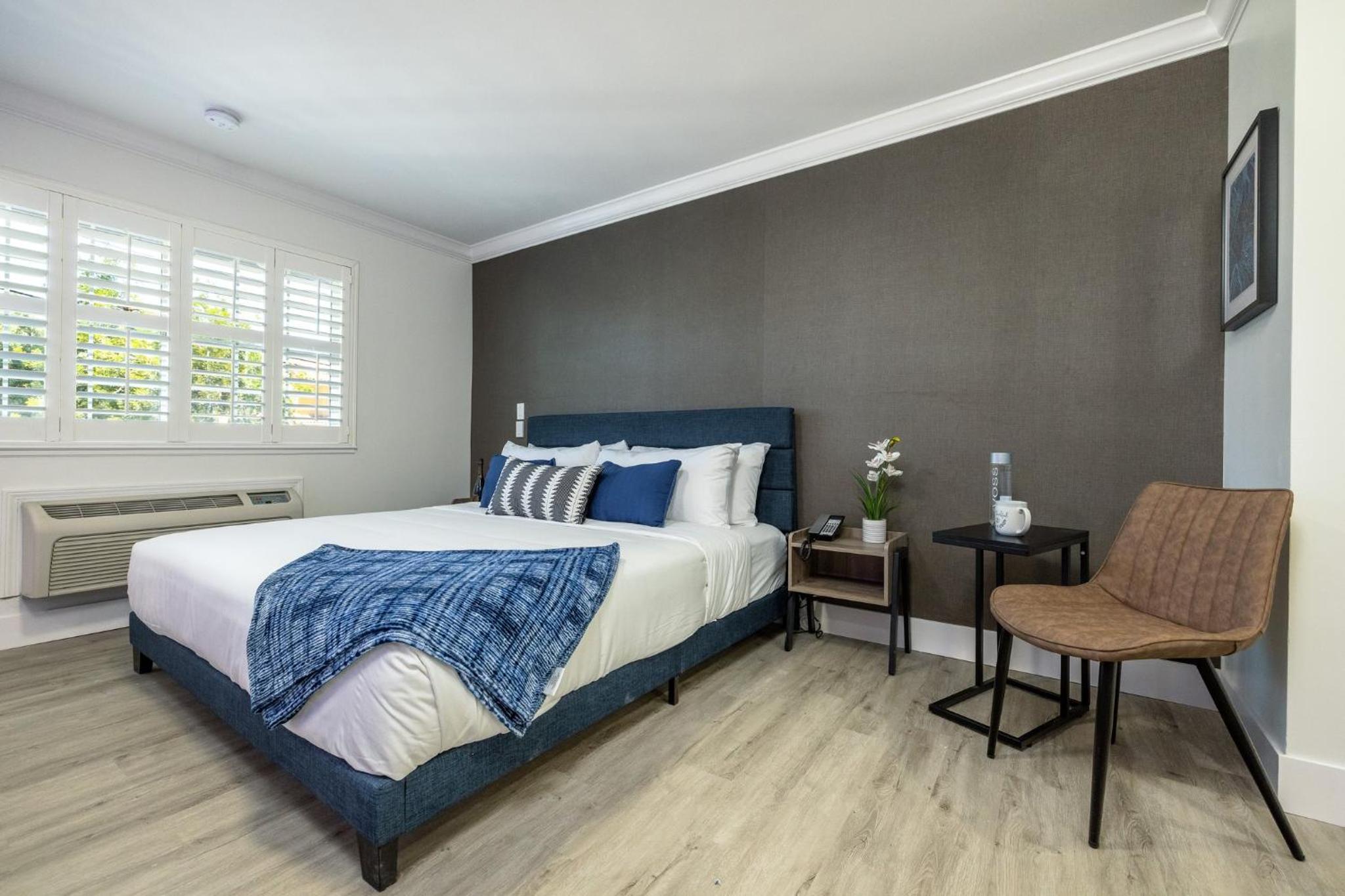 Standard King Room - Photo 18