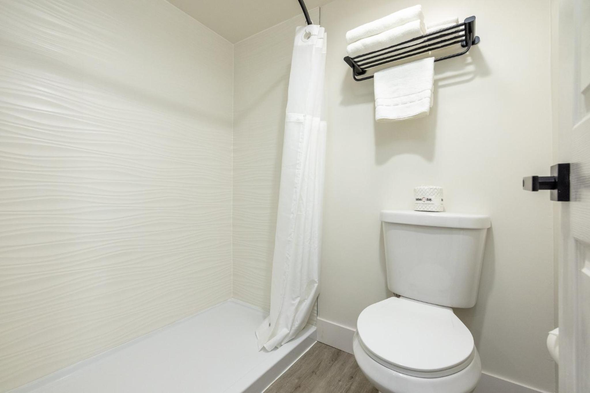 Standard King Room - Photo 25