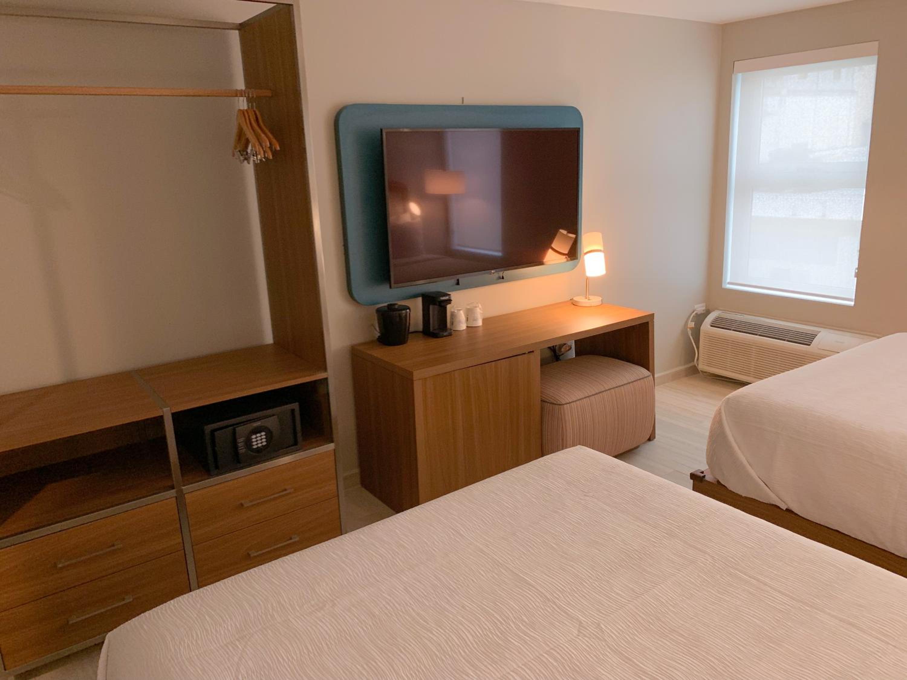 2 Queen Beds, Premium Room, Non-Smoking - Photo 2