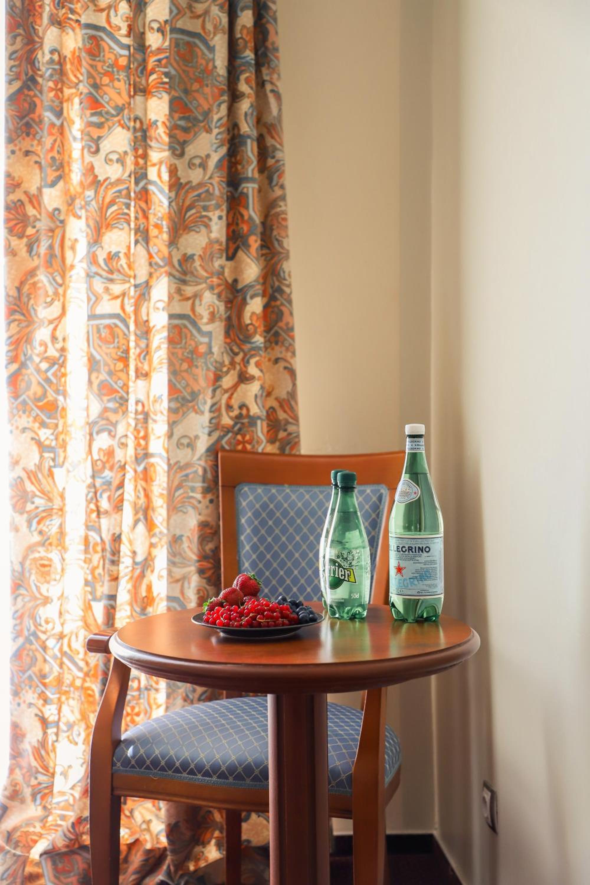 Deluxe Double Room with Bath thumbnail 6