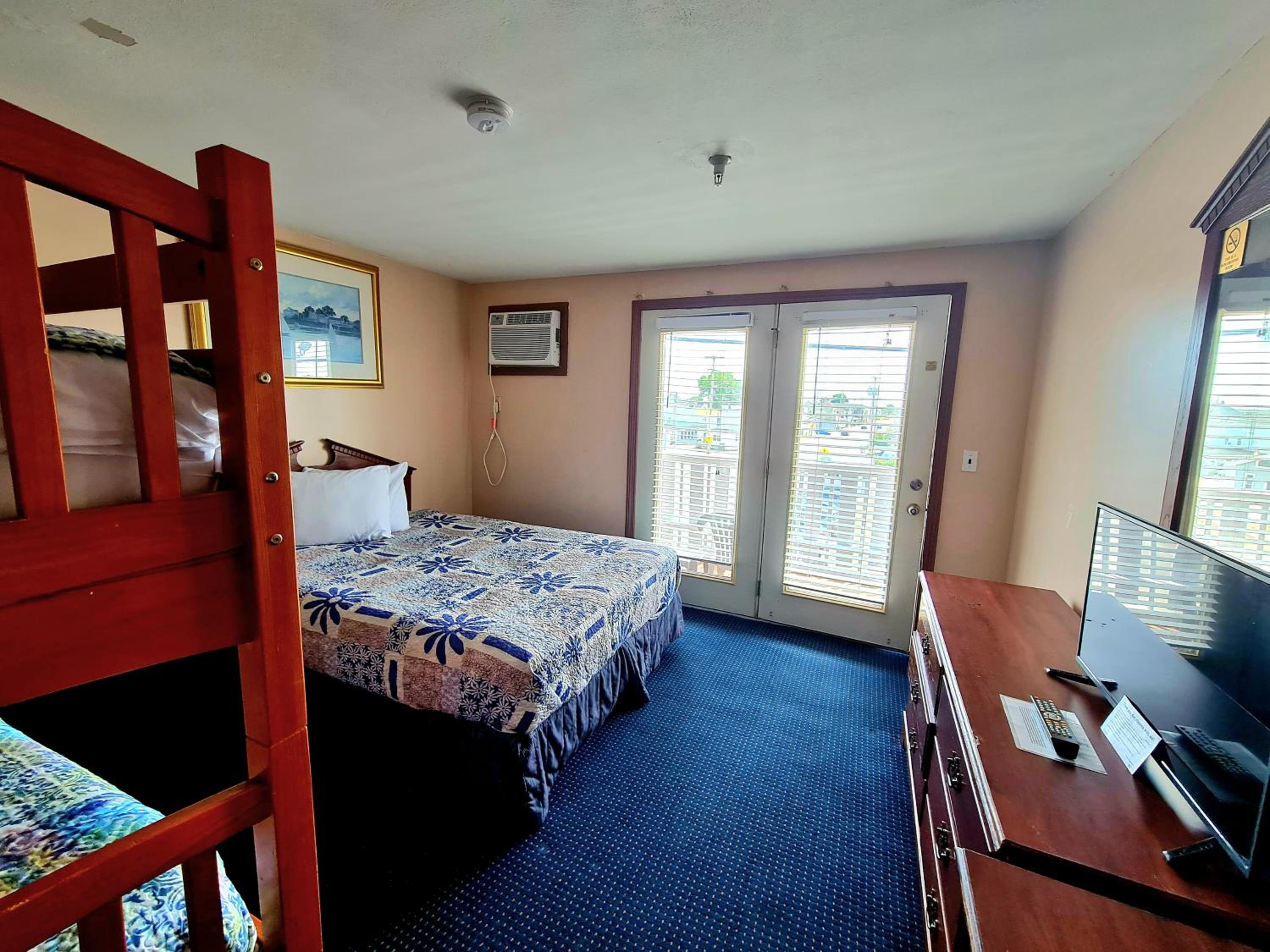 Queen Room with 1 Queen Bed and 1 Bunk Bed photo 3