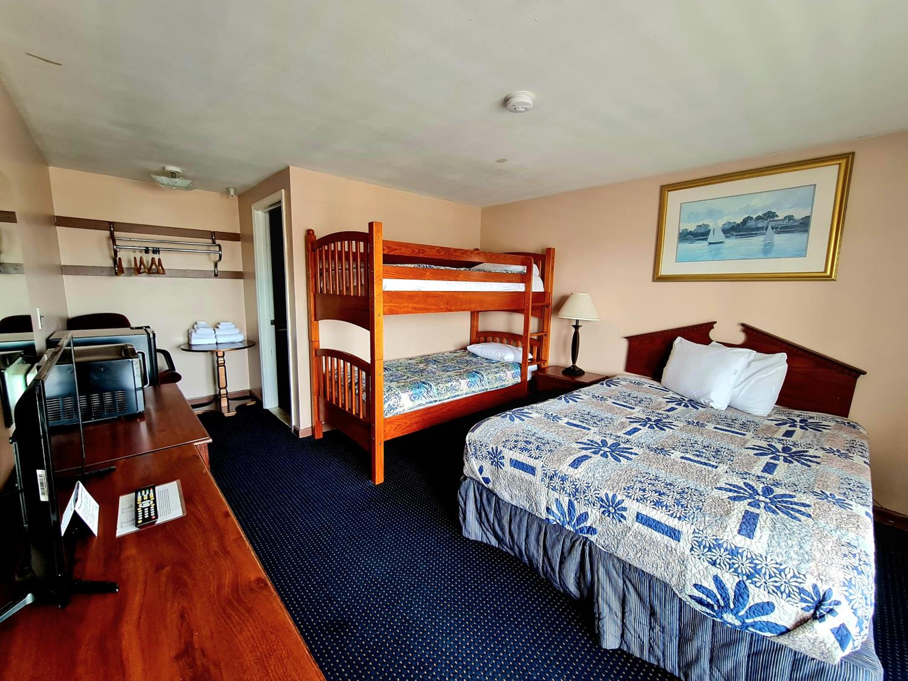 Queen Room with 1 Queen Bed and 1 Bunk Bed photo 2