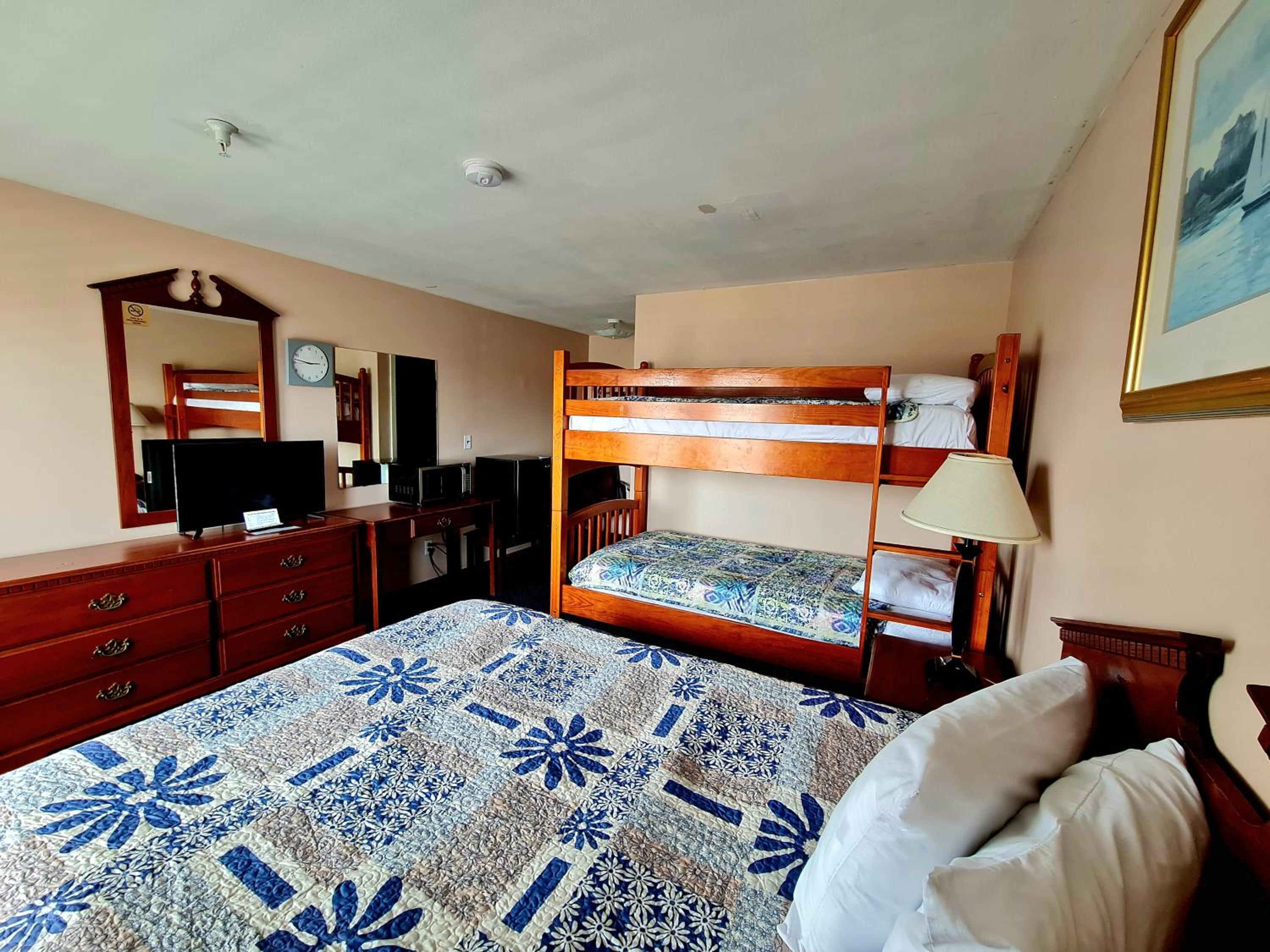 Queen Room with 1 Queen Bed and 1 Bunk Bed photo 1