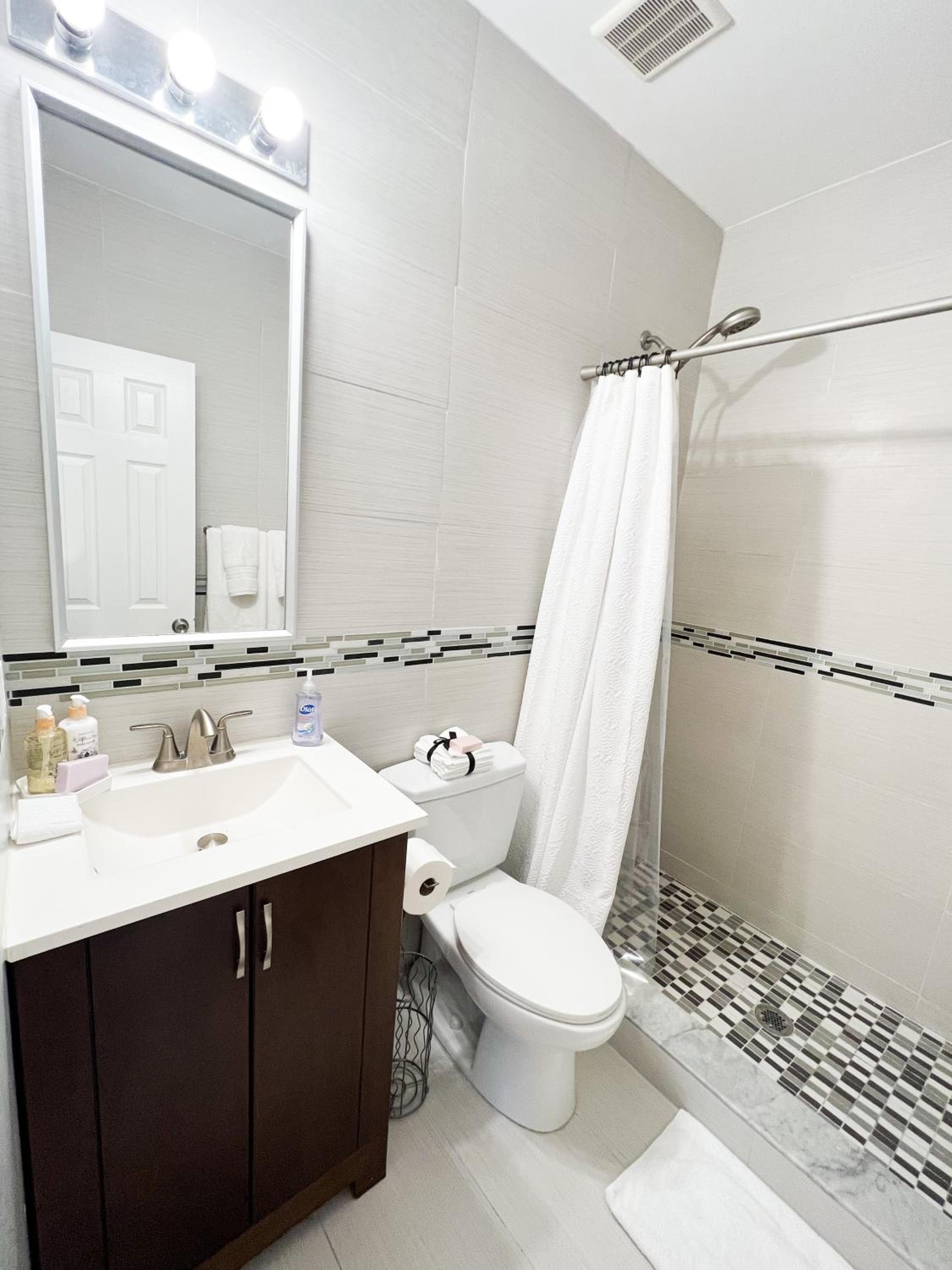 One-Bedroom Apartment - Photo 11