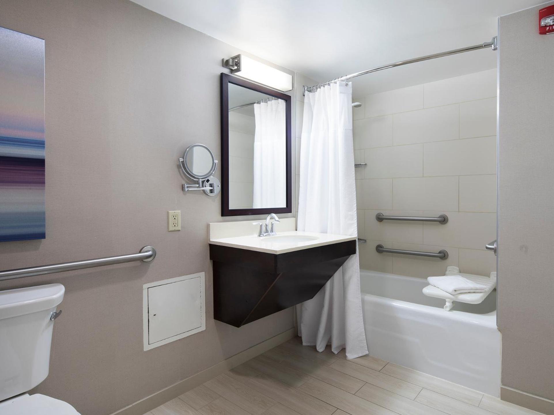 Junior King Suite with Accessible Tub - Mobility/Hearing Accessible - Photo 5