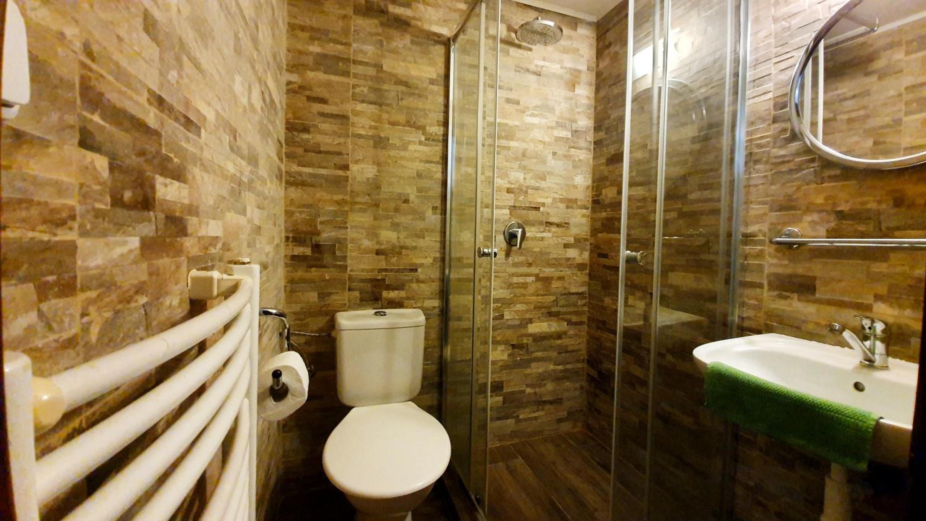 Double or Twin Room with Private Bathroom - Photo 4