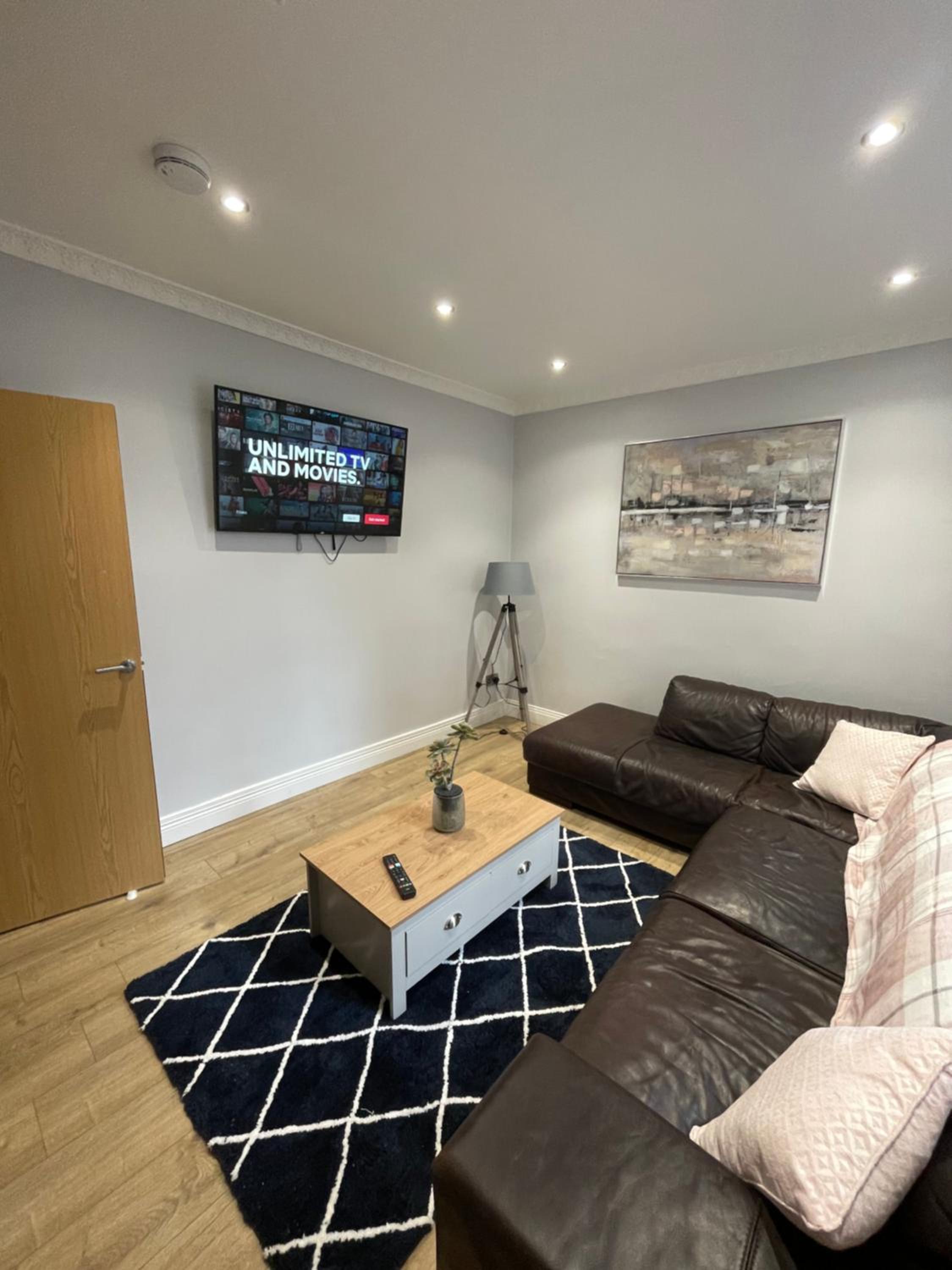 Five-Bedroom House photo 1
