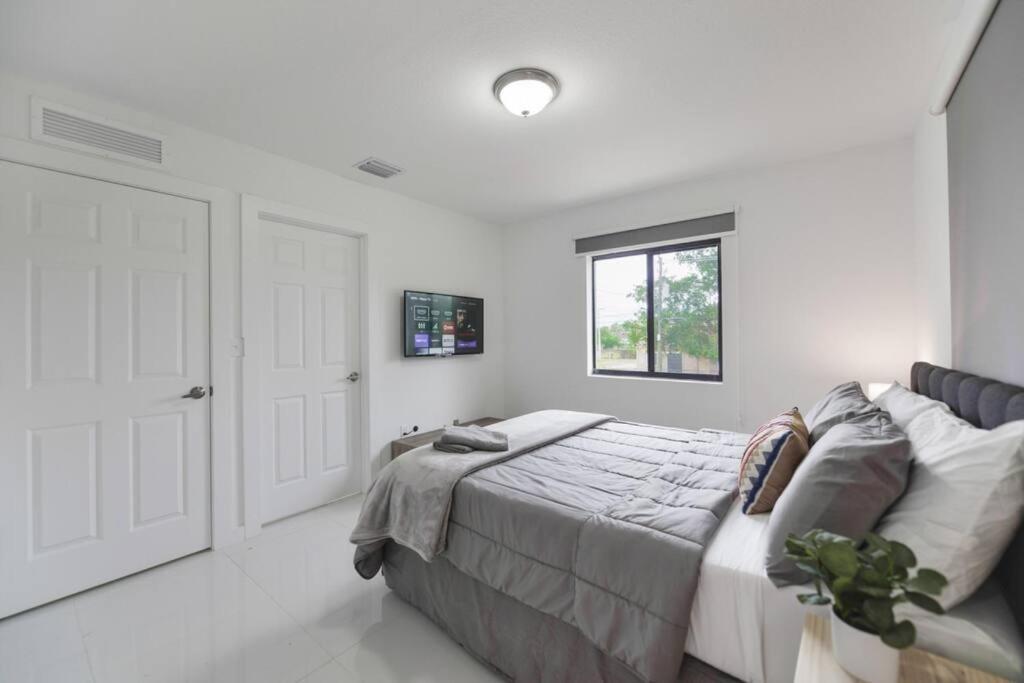 Three-Bedroom House photo 3