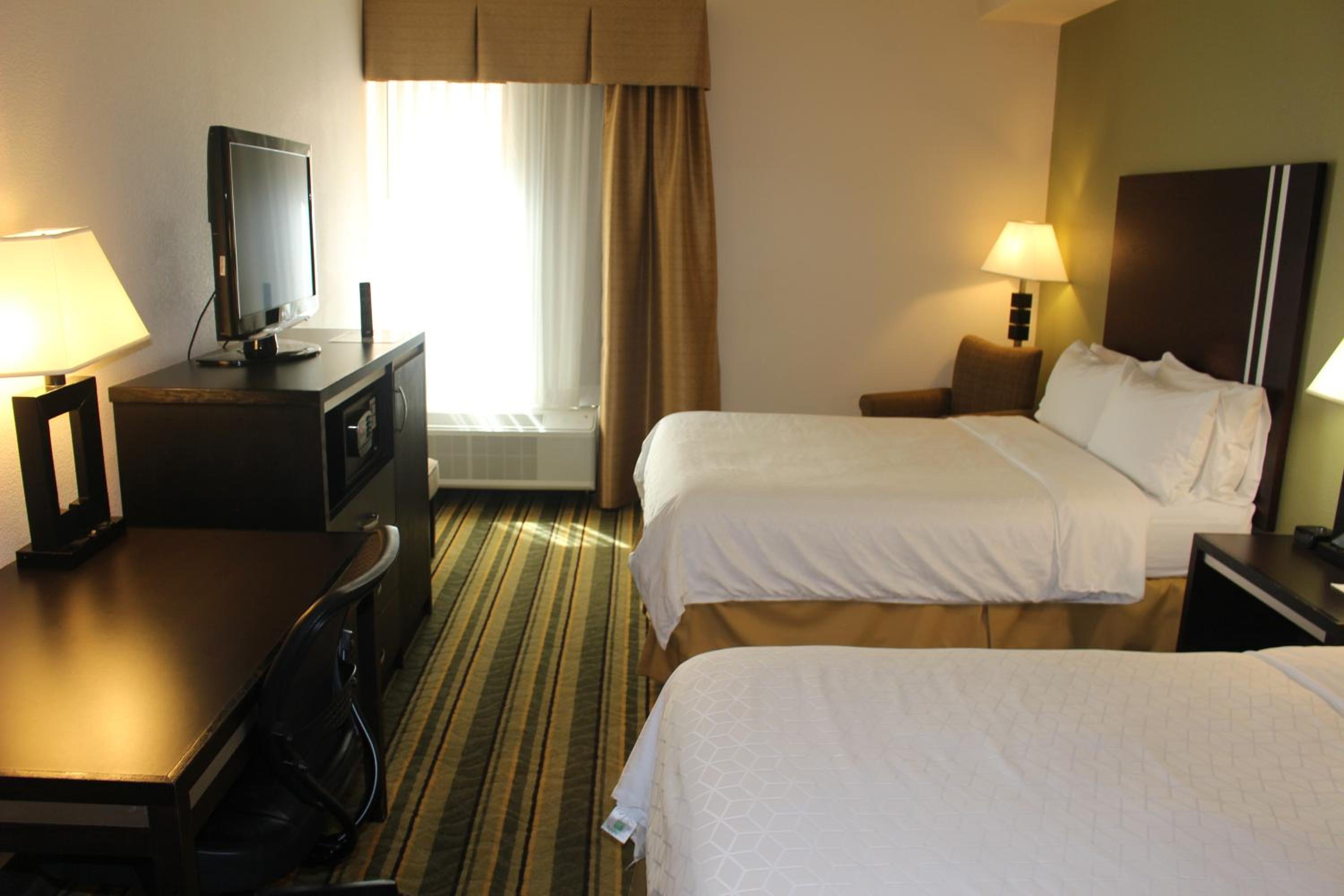 Standard Room with Two Queen Beds - Photo 1