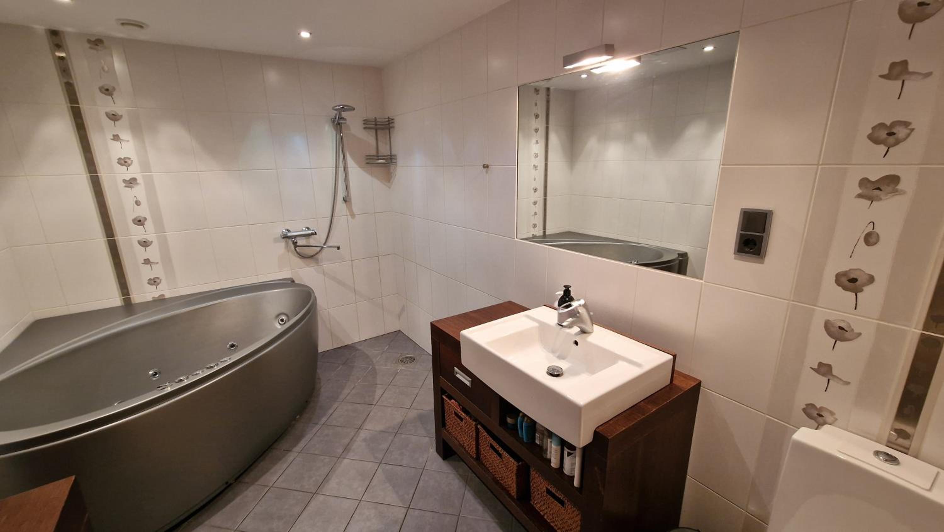 Suite with Hot Tub - Photo 9