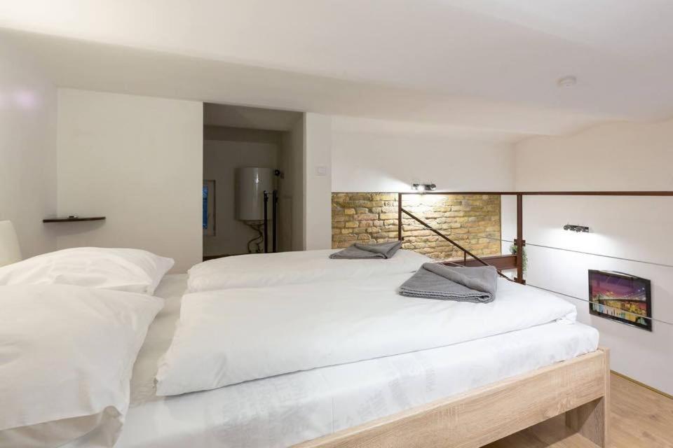 Two-Bedroom Apartment - Photo 2