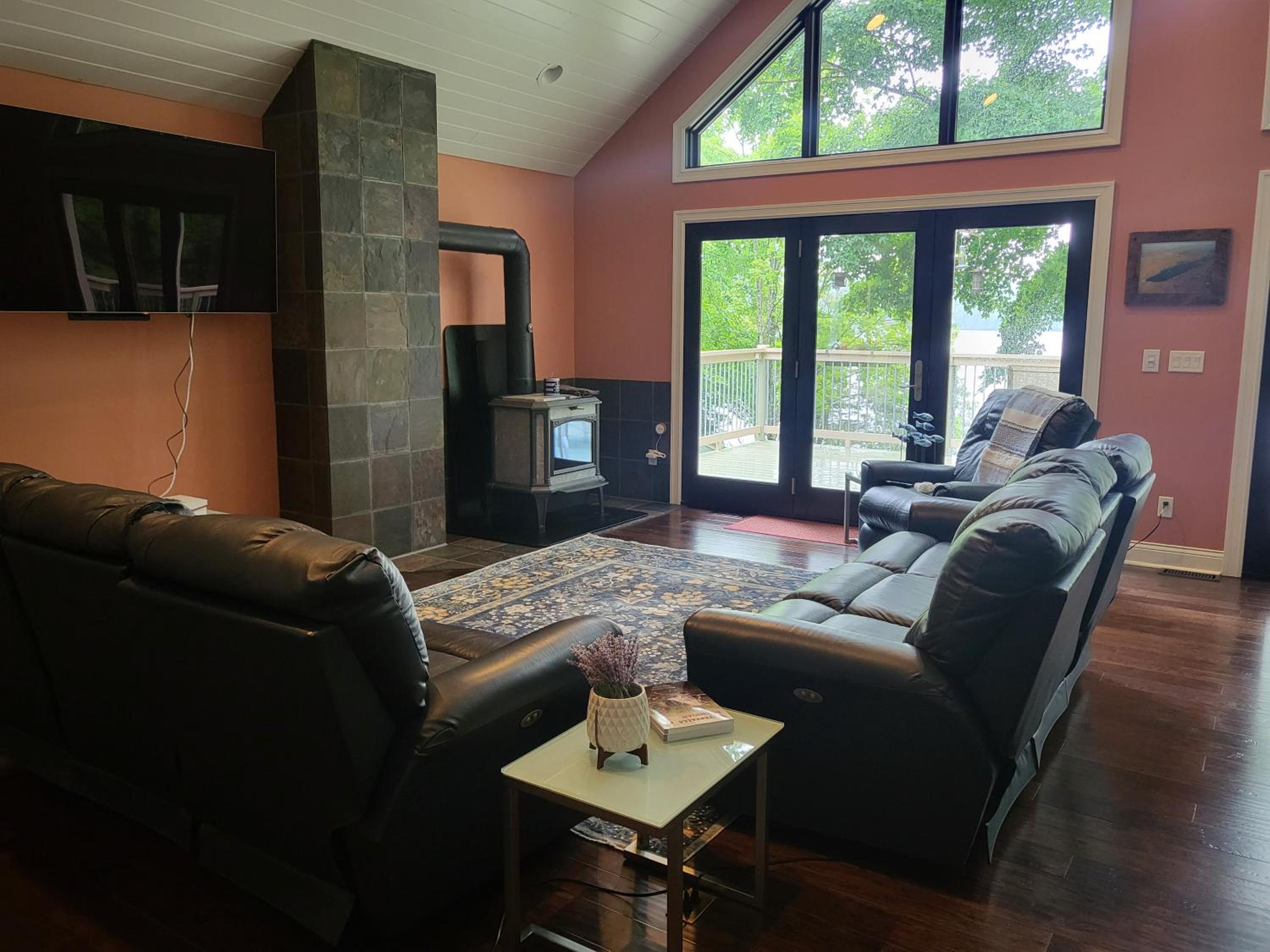 Six-Bedroom House photo 1