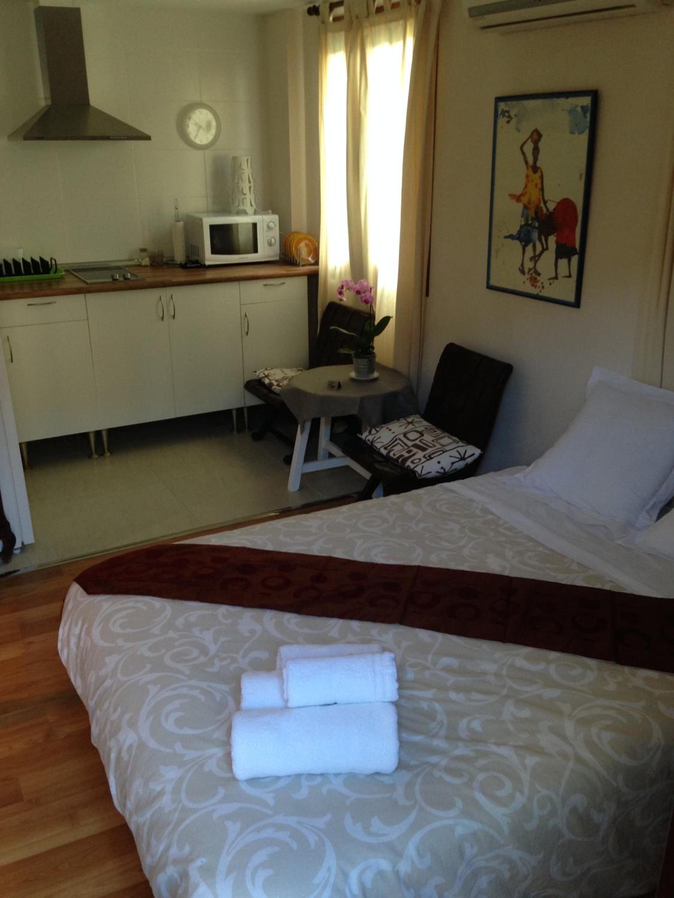 Studio with Balcony - Photo 15