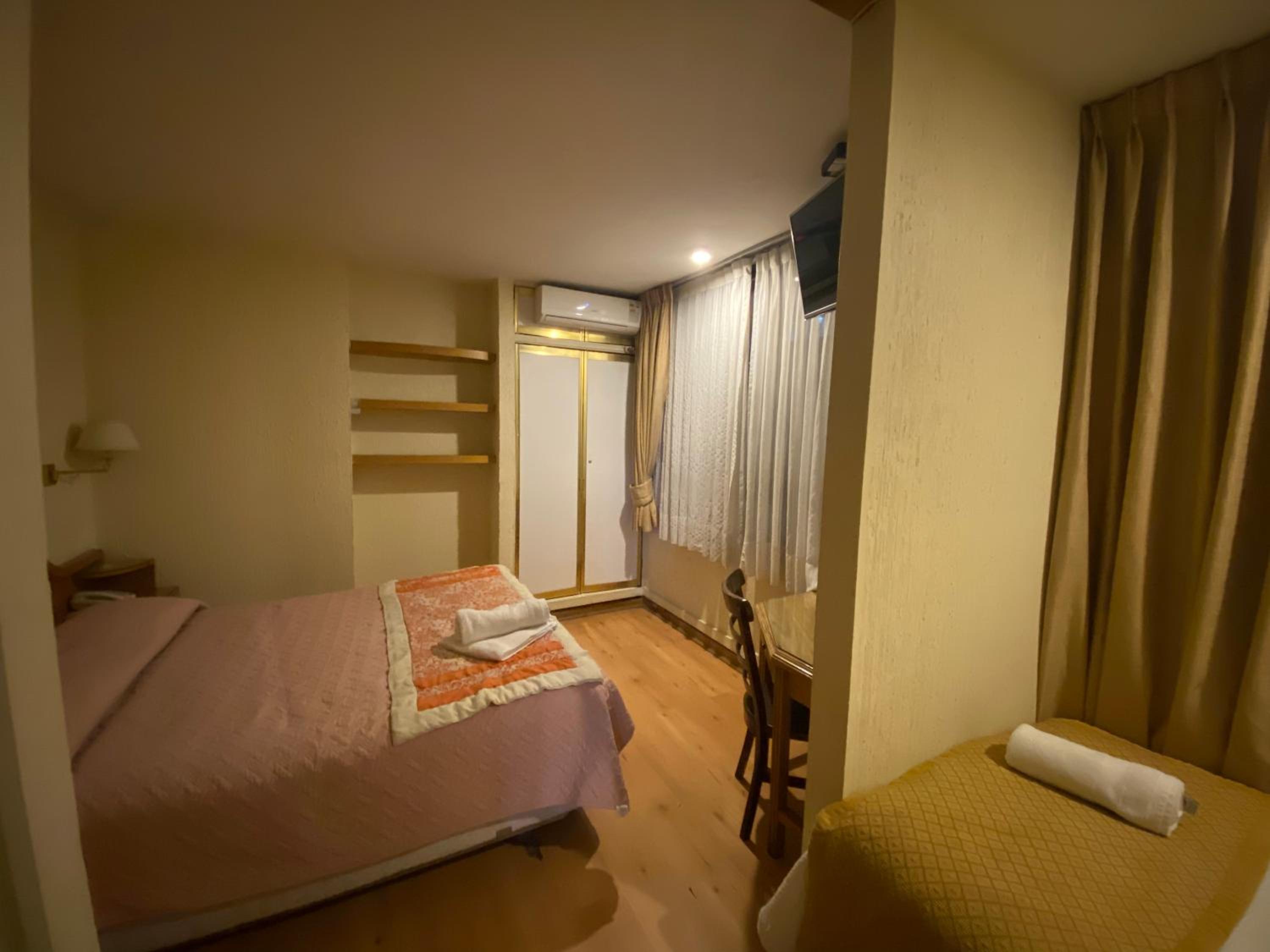 Triple Room with Private Bathroom photo 3