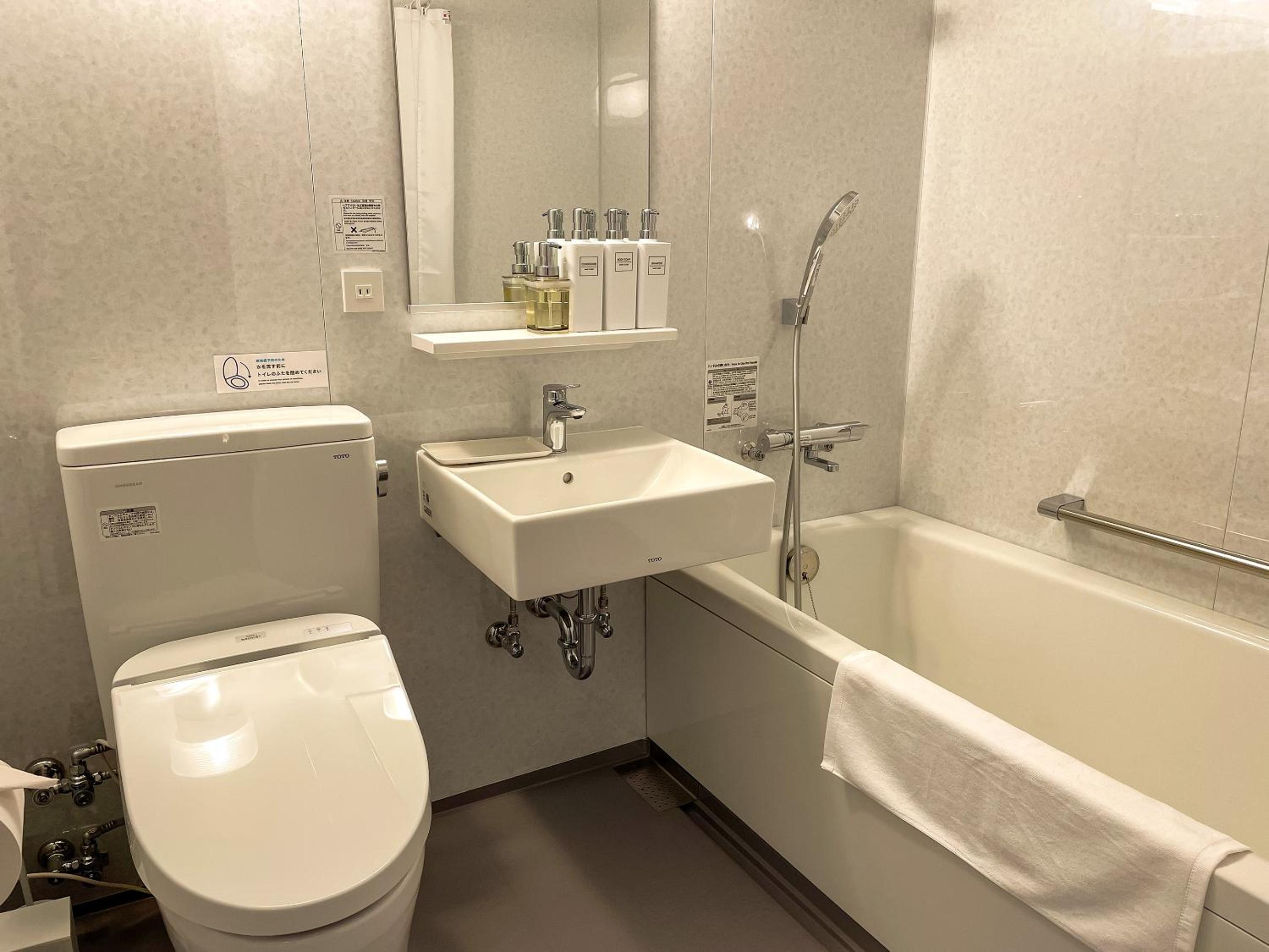 Double or Twin Room with Private Bathroom - Photo 2