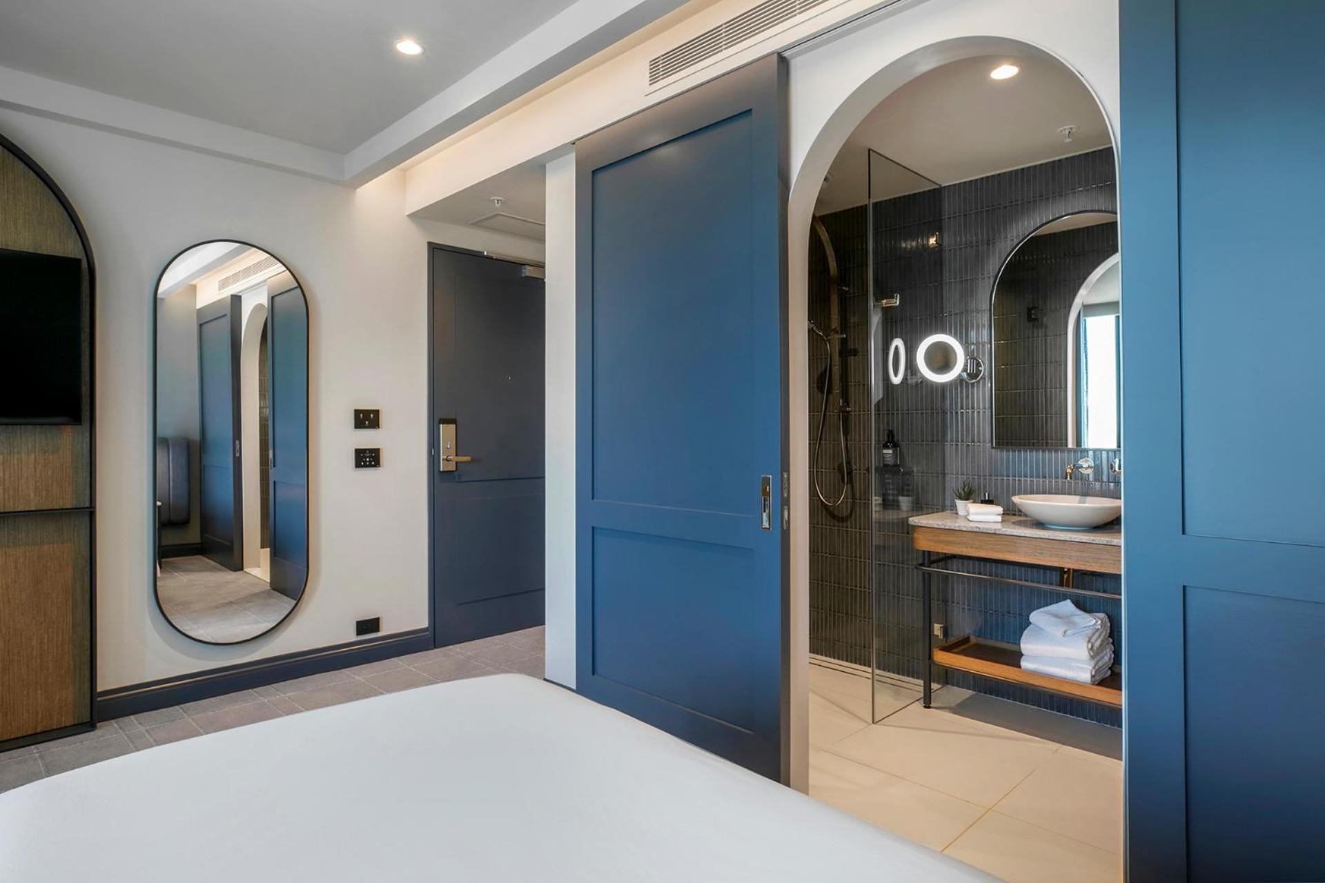 Premium Room with Two Single Beds - Photo 6