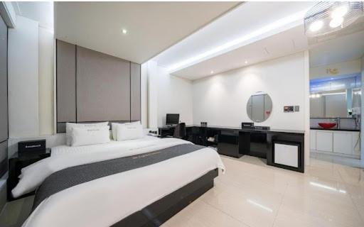 Deluxe Room - Photo 1