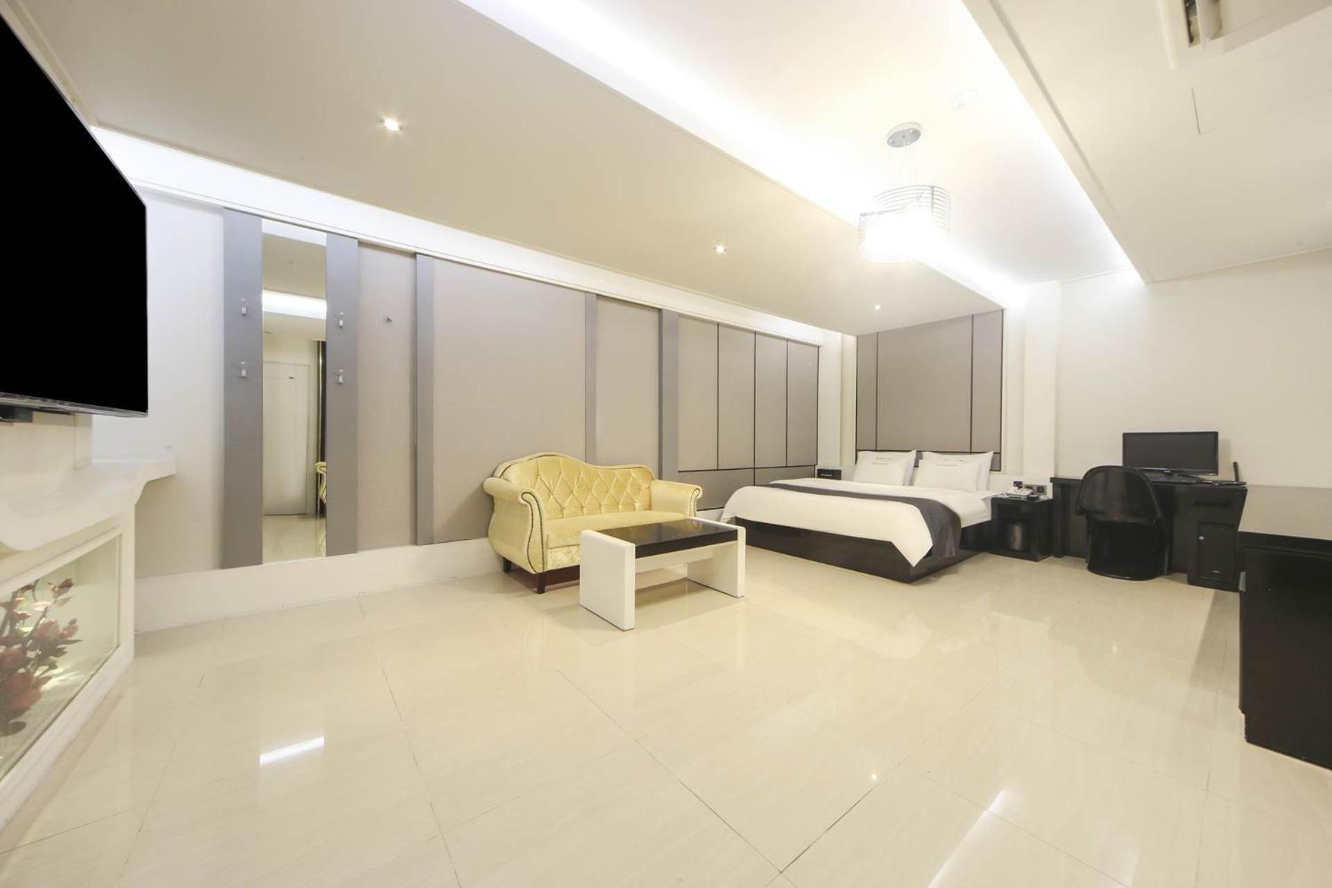 One-Bedroom Suite - Photo 1
