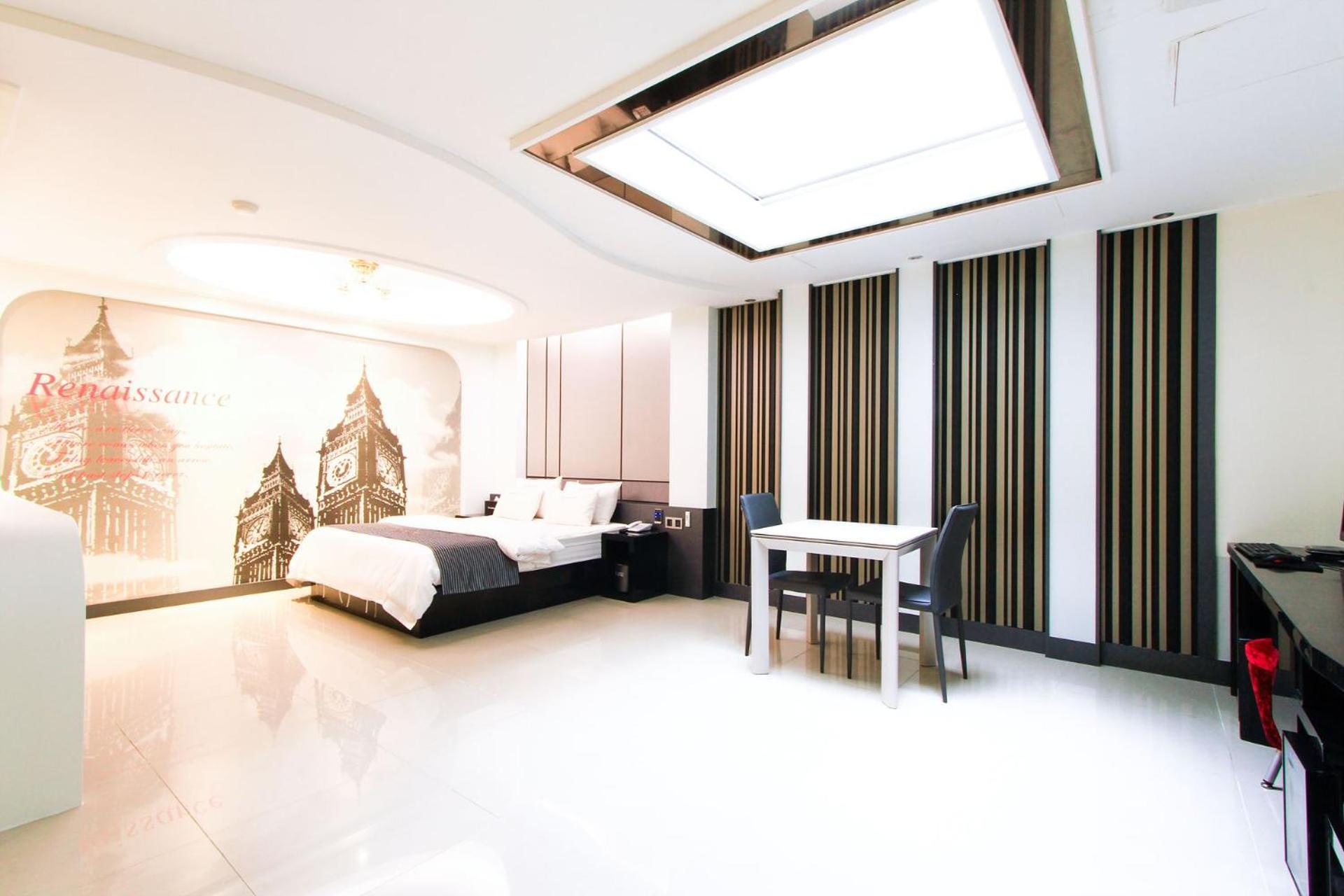 One-Bedroom Suite - Photo 7