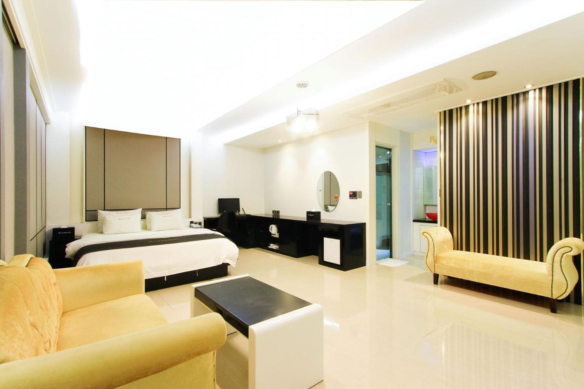 One-Bedroom Suite - Photo 4