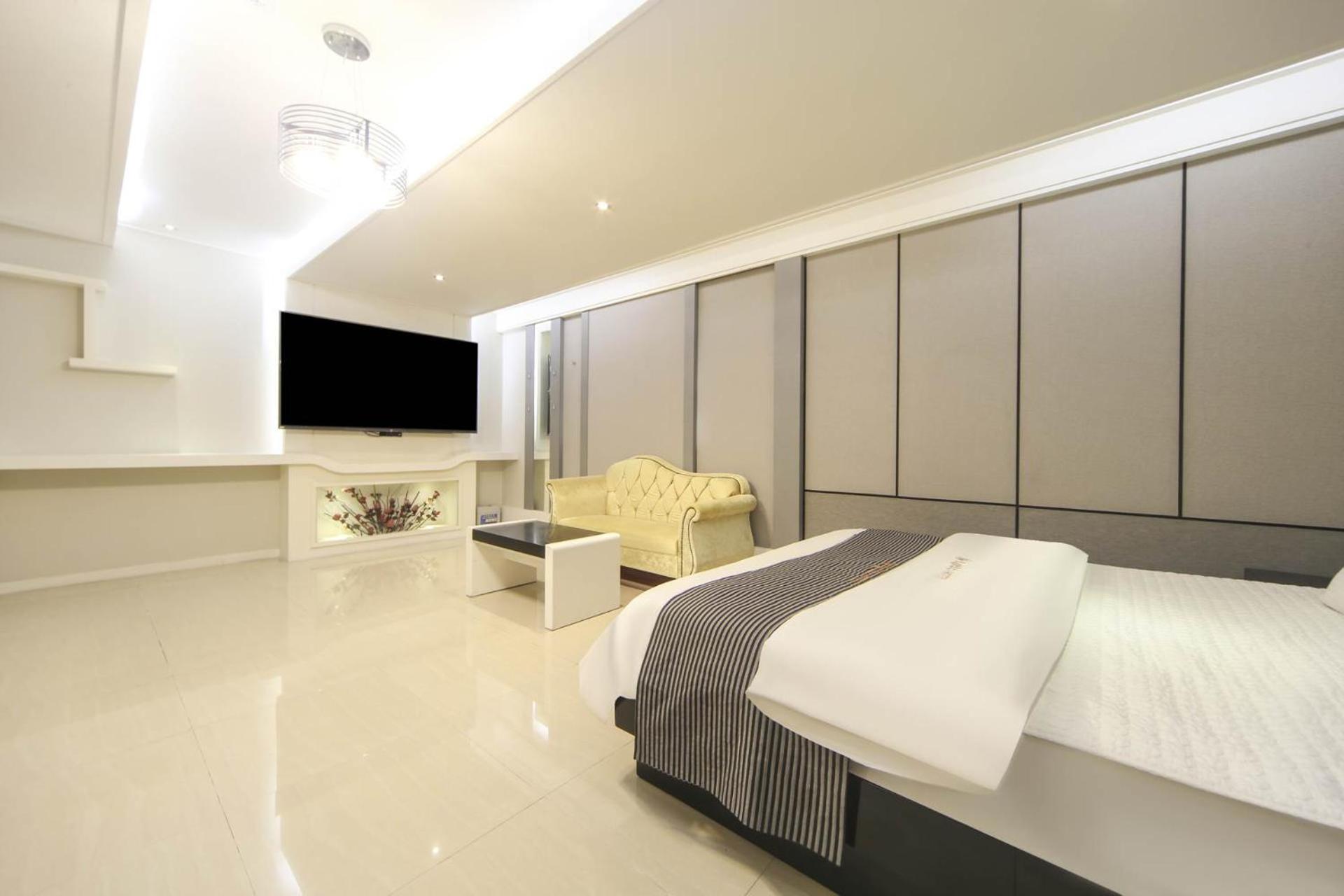 One-Bedroom Suite - Photo 2