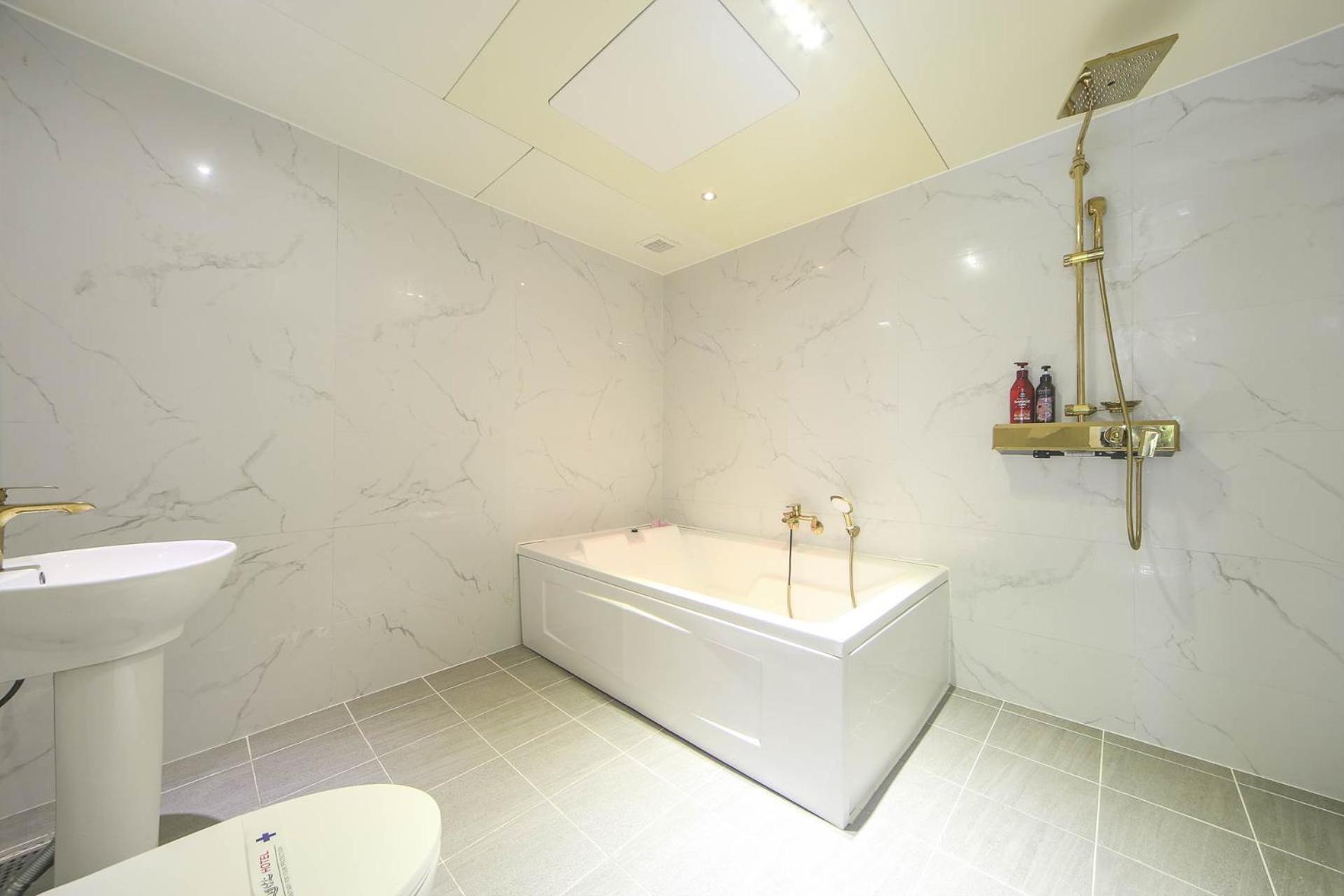 King Room with Spa Bath - Photo 7