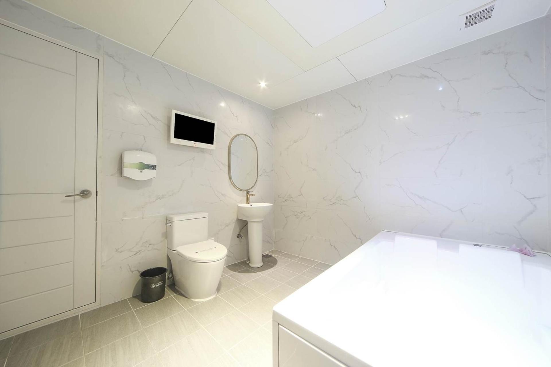 King Room with Spa Bath - Photo 13