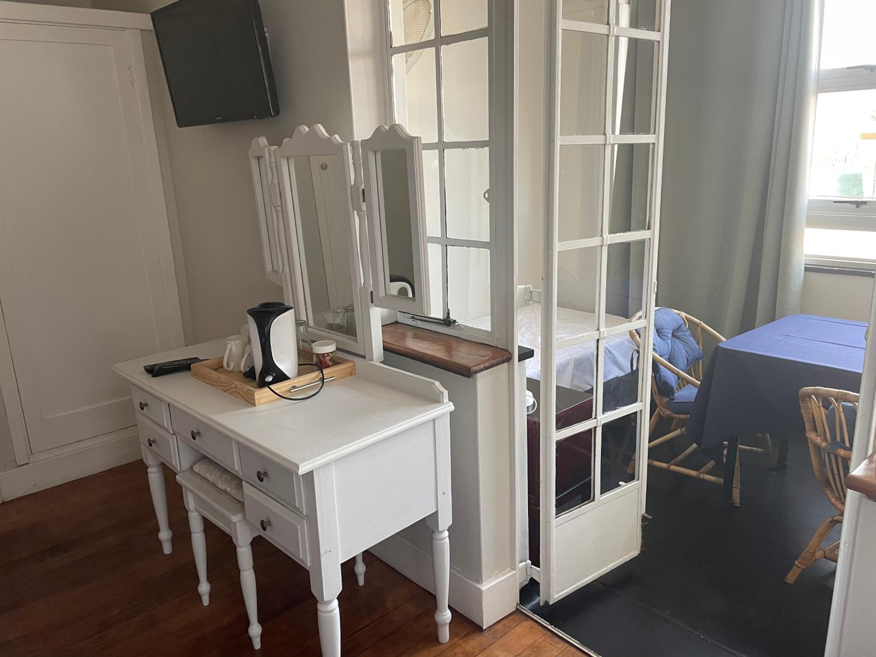 Deluxe King Suite - Photo 3