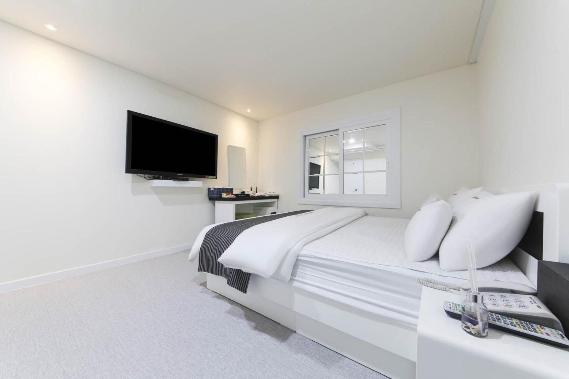 Standard Family Room - Photo 7