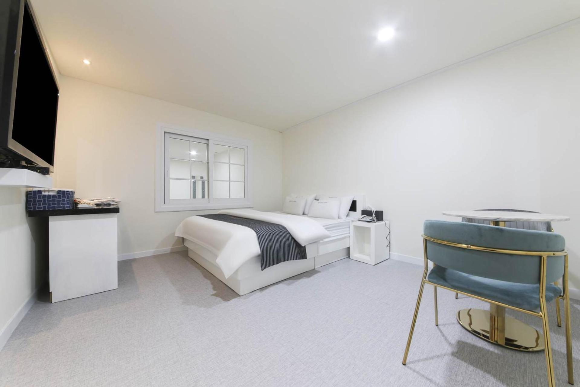 Standard Family Room - Photo 6
