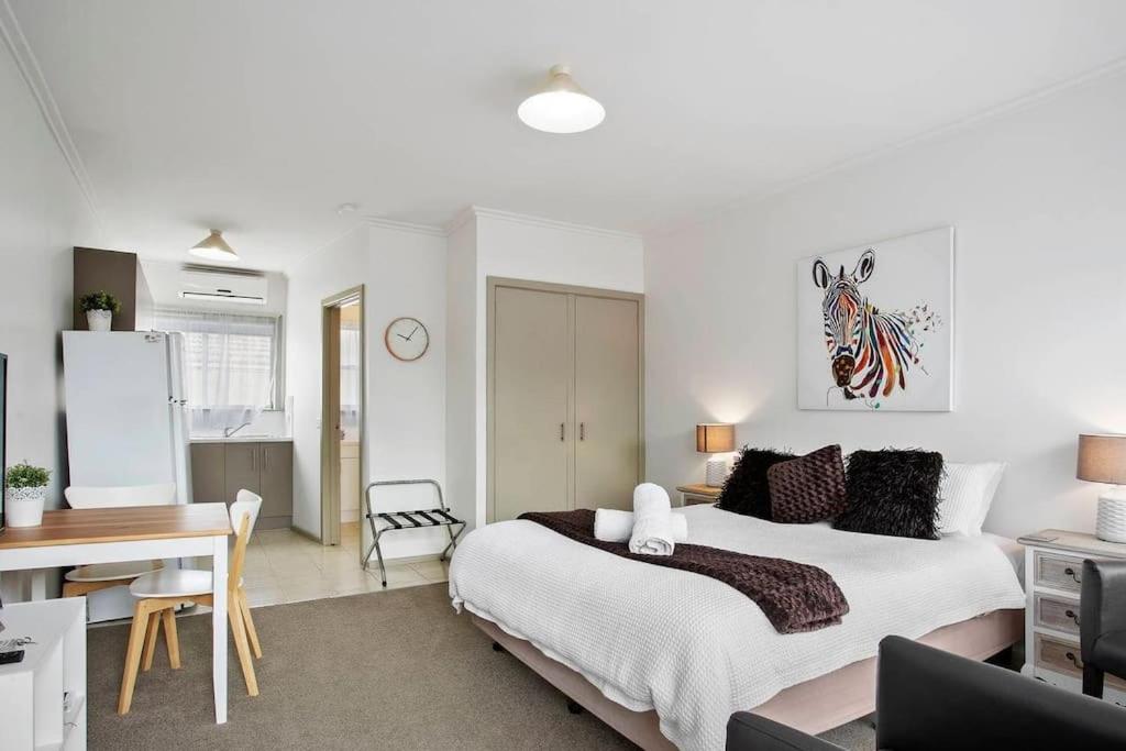 Studio Apartment photo 1