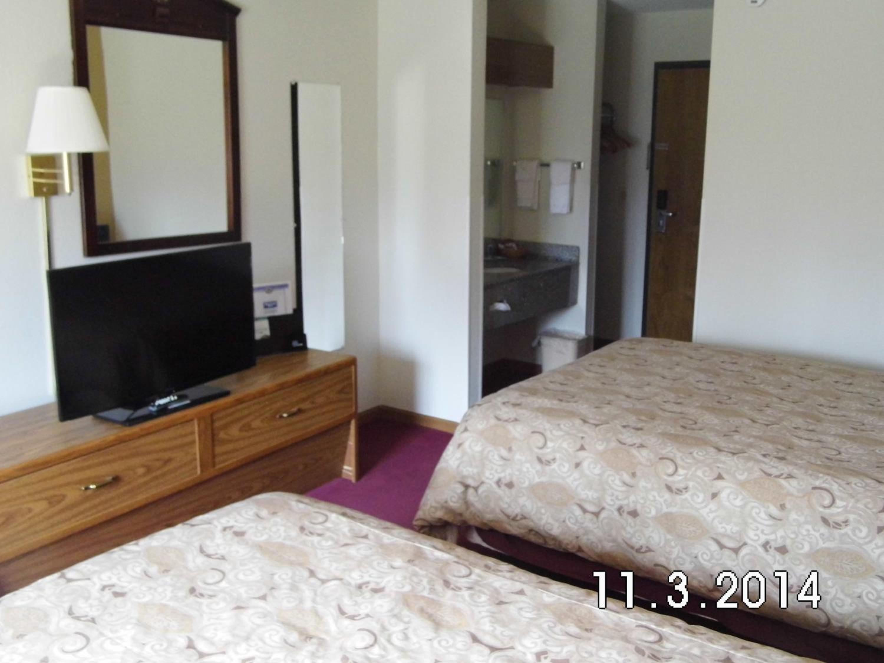 Queen Room with Two Queen Beds - Non-Smoking - Photo 4