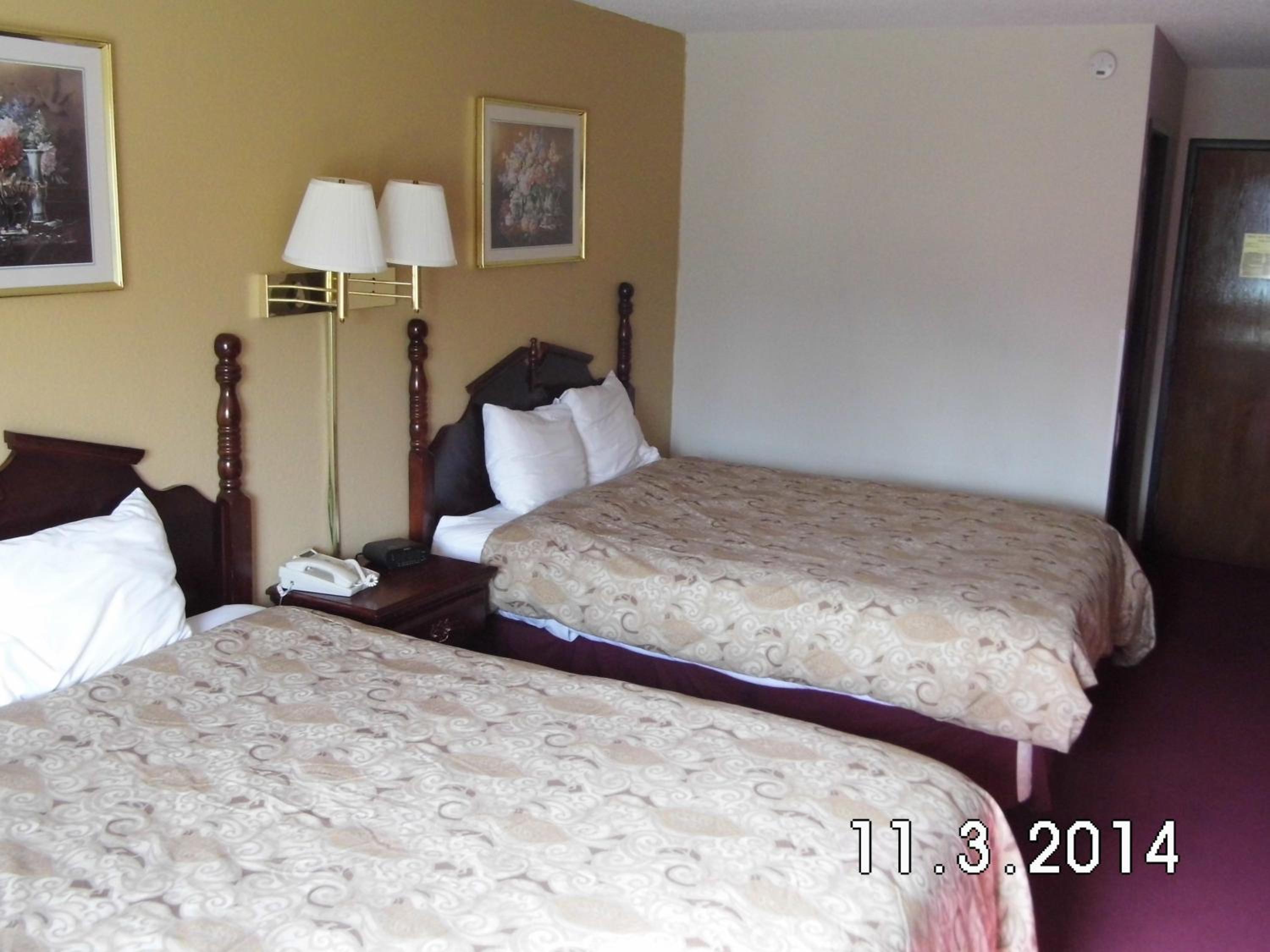 Queen Room with Two Queen Beds - Non-Smoking - Photo 5