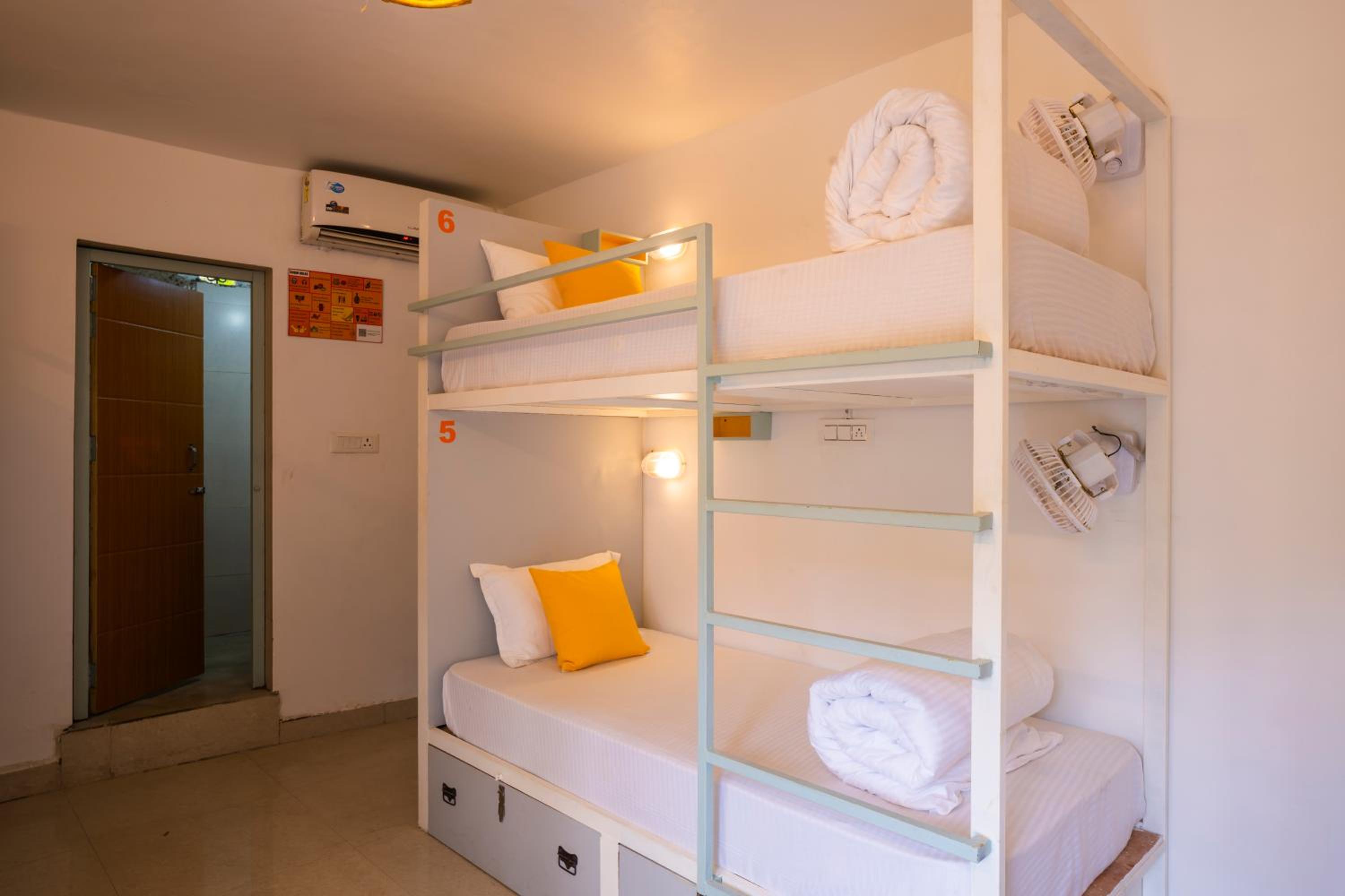 Bed in 6-Bed Mixed Dormitory Room photo 1
