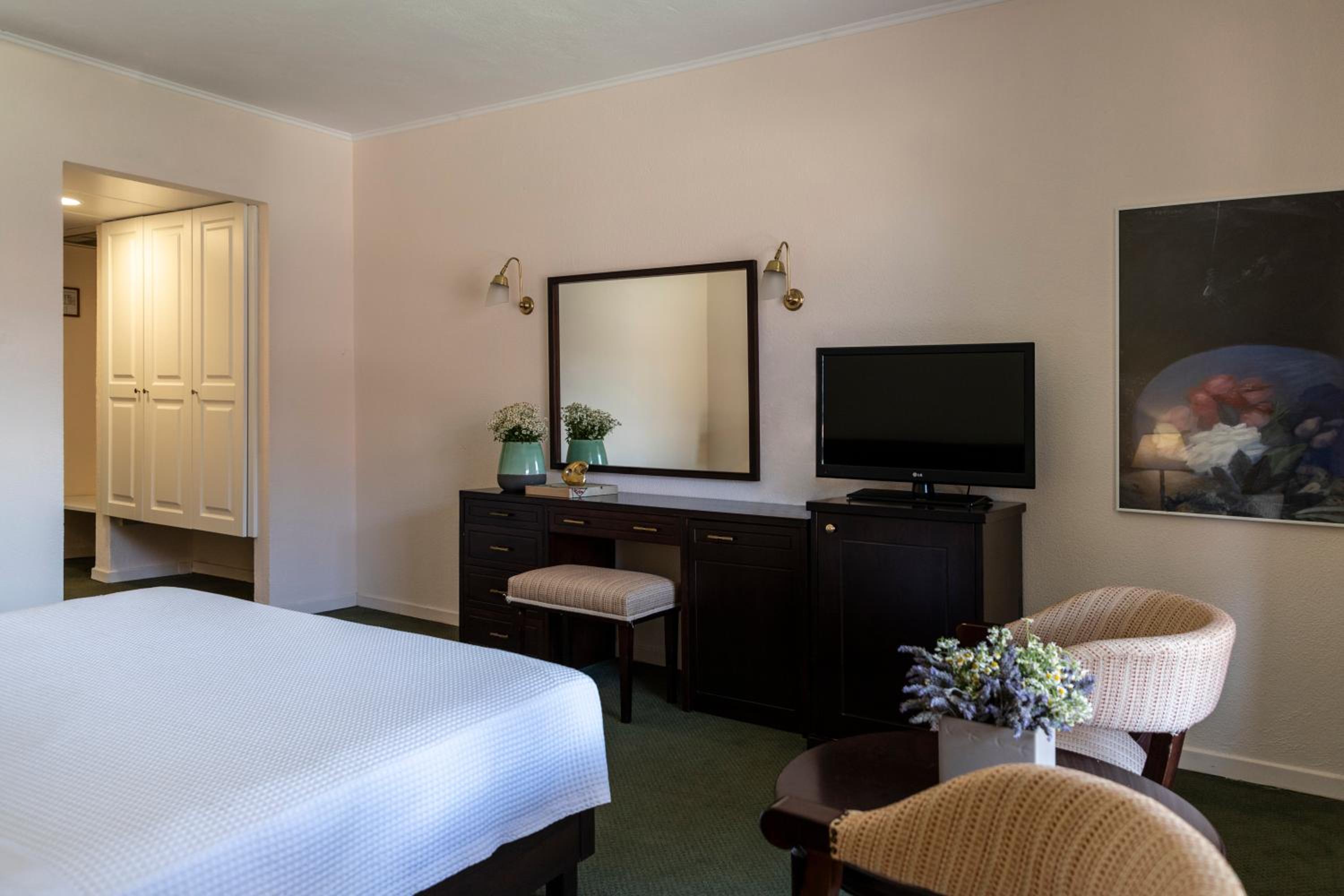 2 Twin Rooms with Interconnecting Door - Photo 5