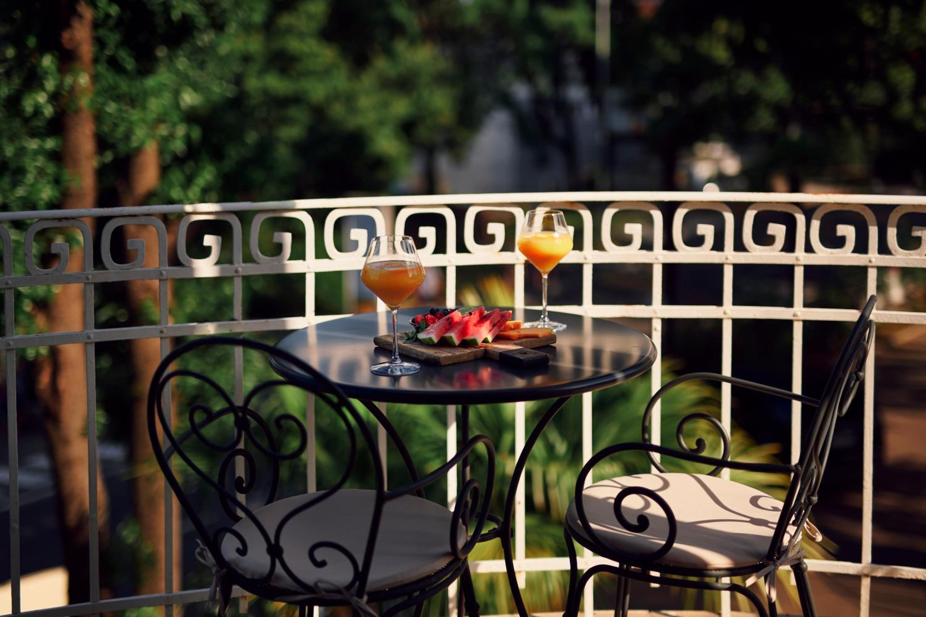 Luxury Double Room with Balcony - Photo 4